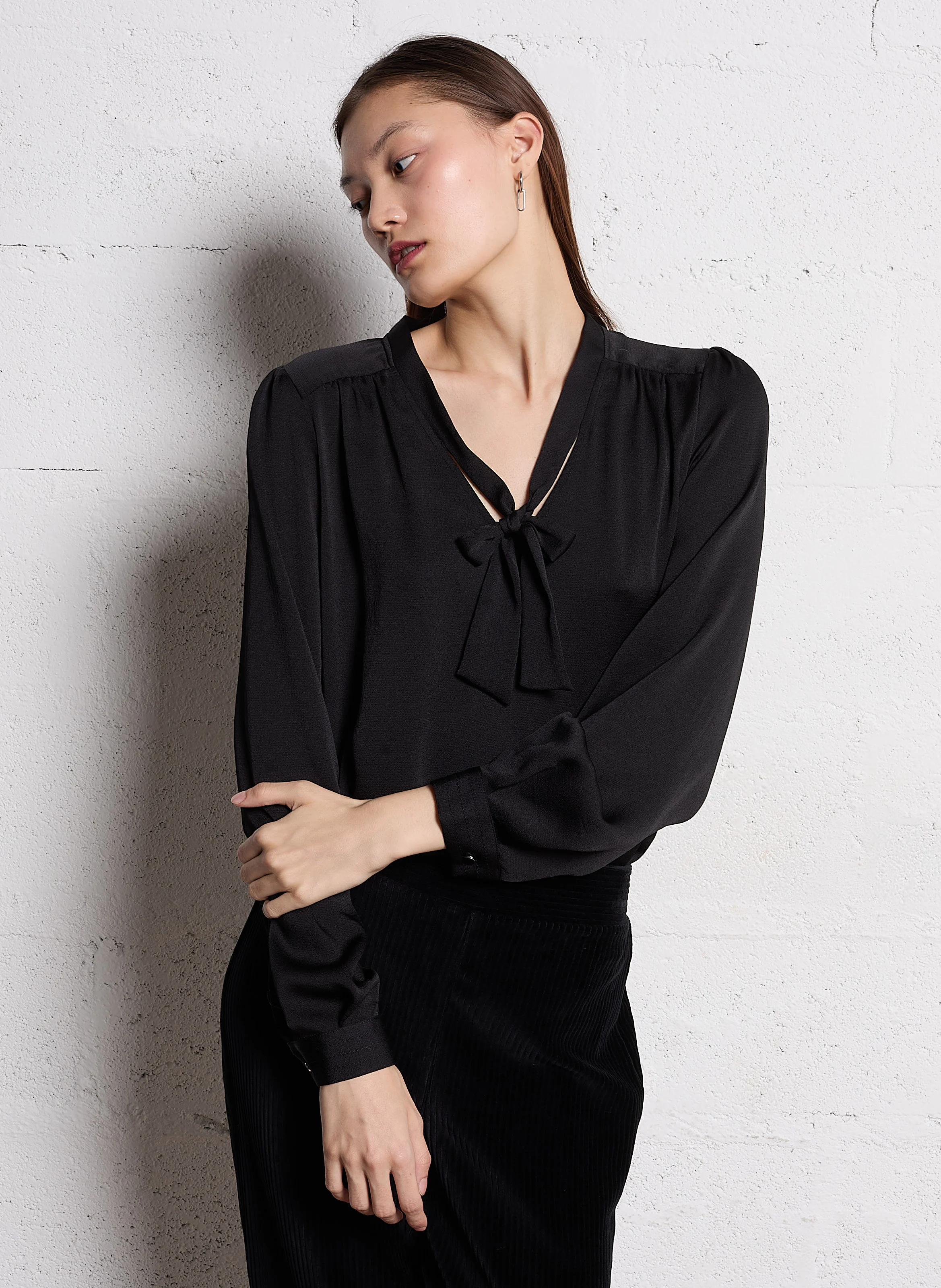 CYRILLE - Blouse droite col lavallière| Noir