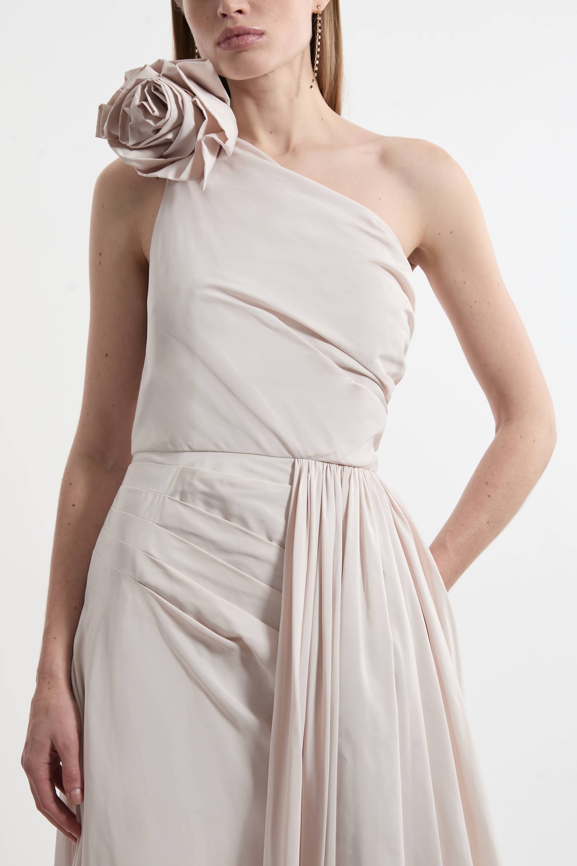 KarenMillen Robe maxi ajustée en taffetas Petite à col rosette, plissée et froncée