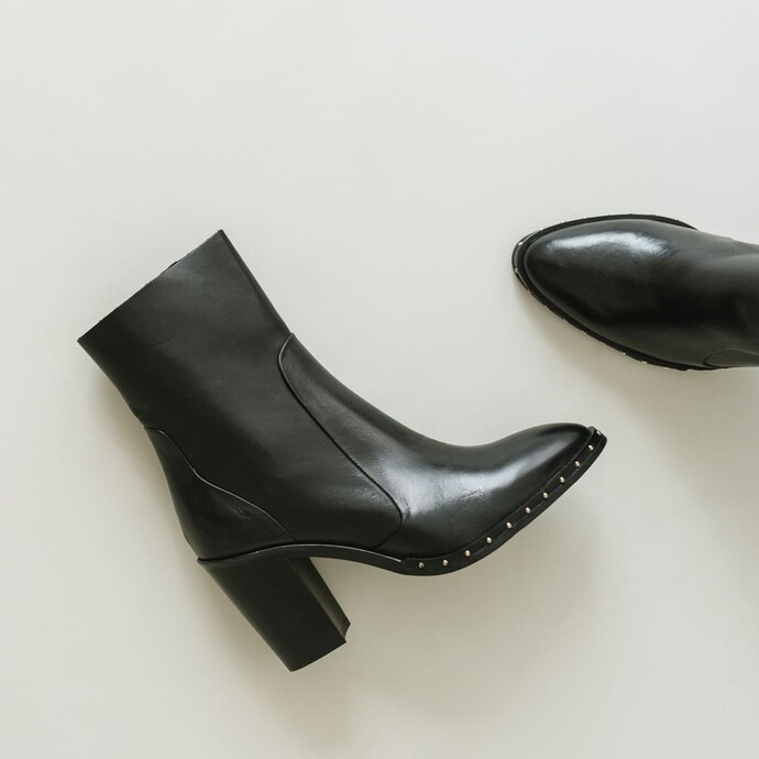 Bottines à talons et détails métalliques  en cuir noir