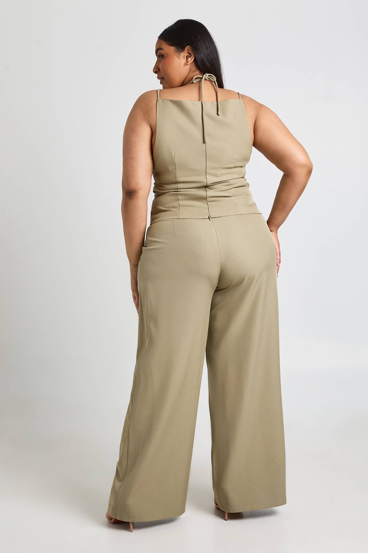 boohoo Haut Ajusté Plissé Avec Détail De Bretelles Grande Taille