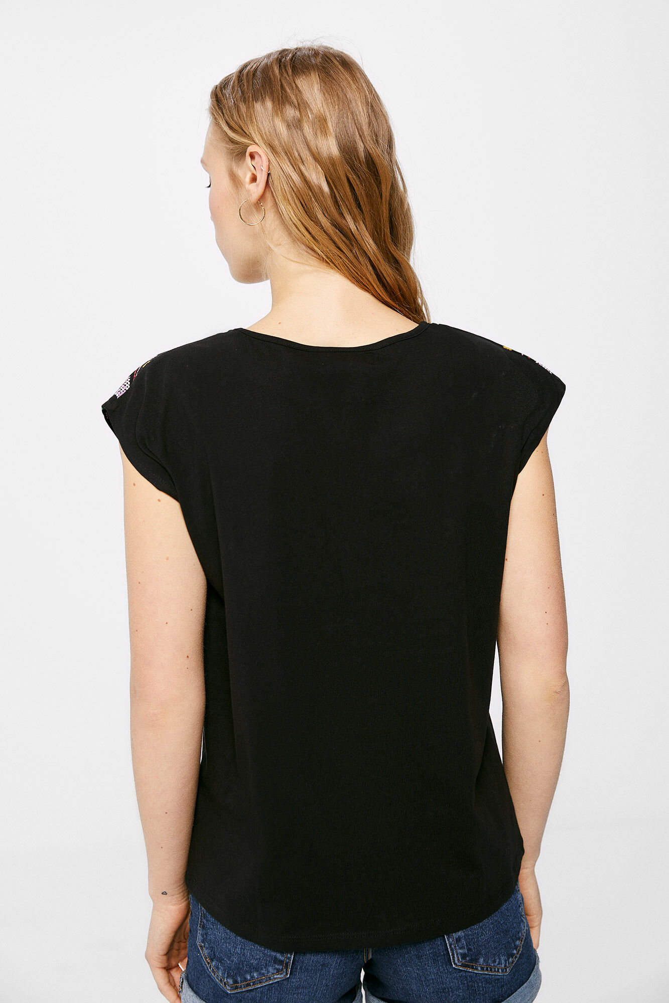 Camiseta com estampa étnica em relevo
