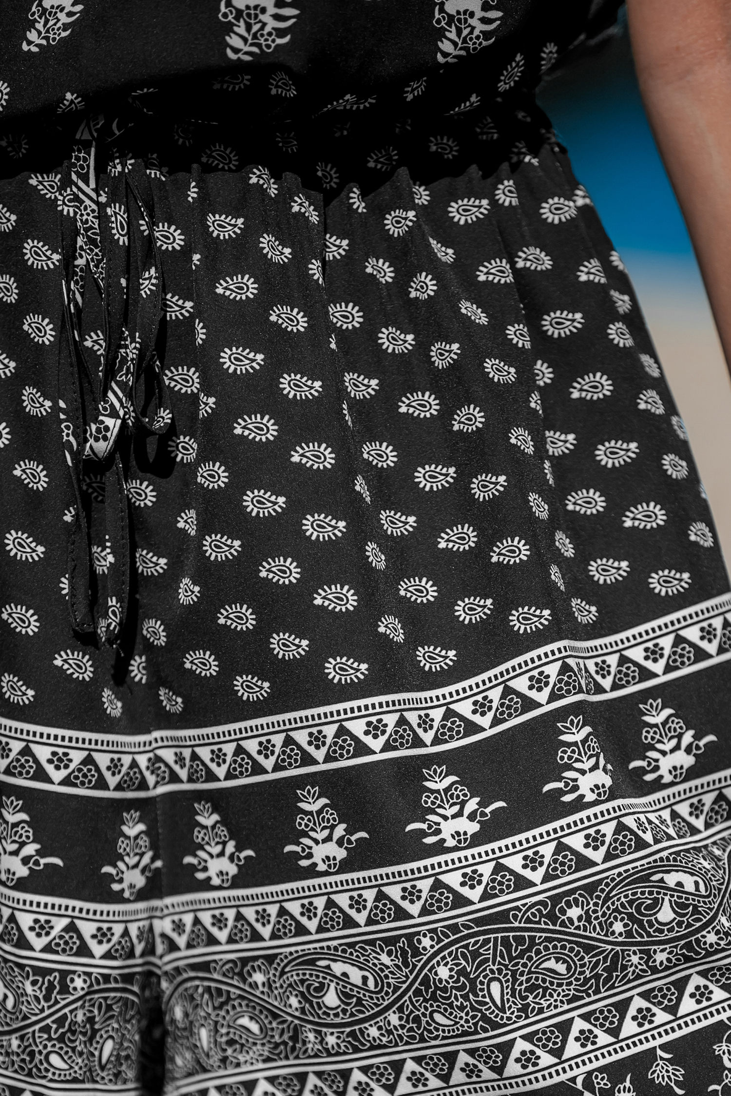 Combishort tube noir et blanc paisley