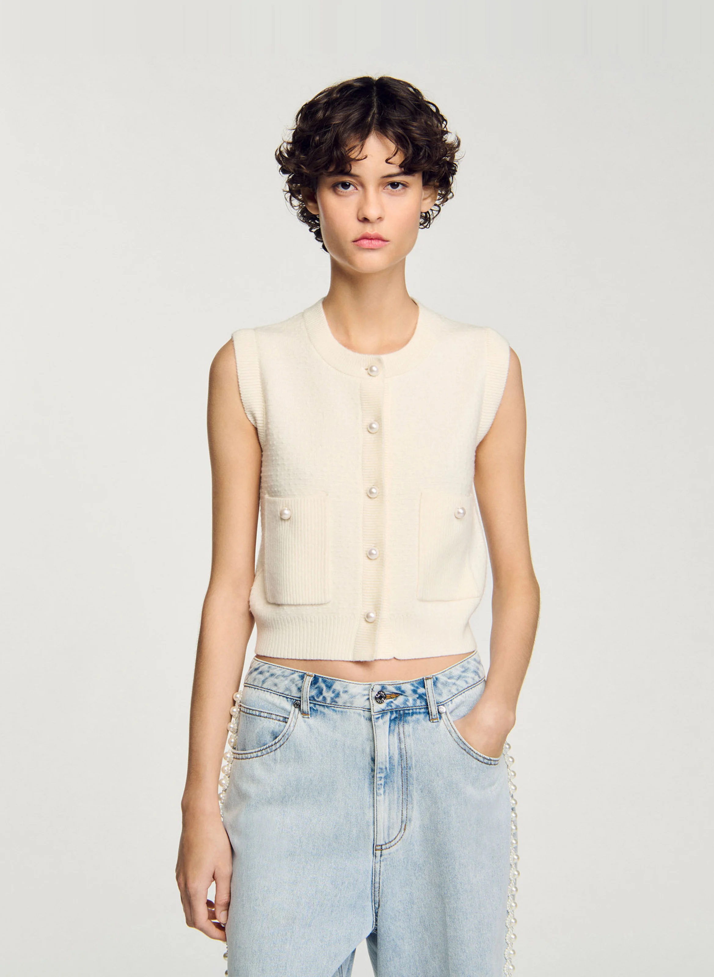 Cardigan court sans manches à boutons fantaisies | Blanc