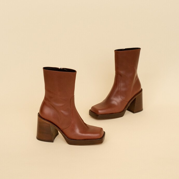 Boots à talons et bouts carrés  en cuir gras cognac