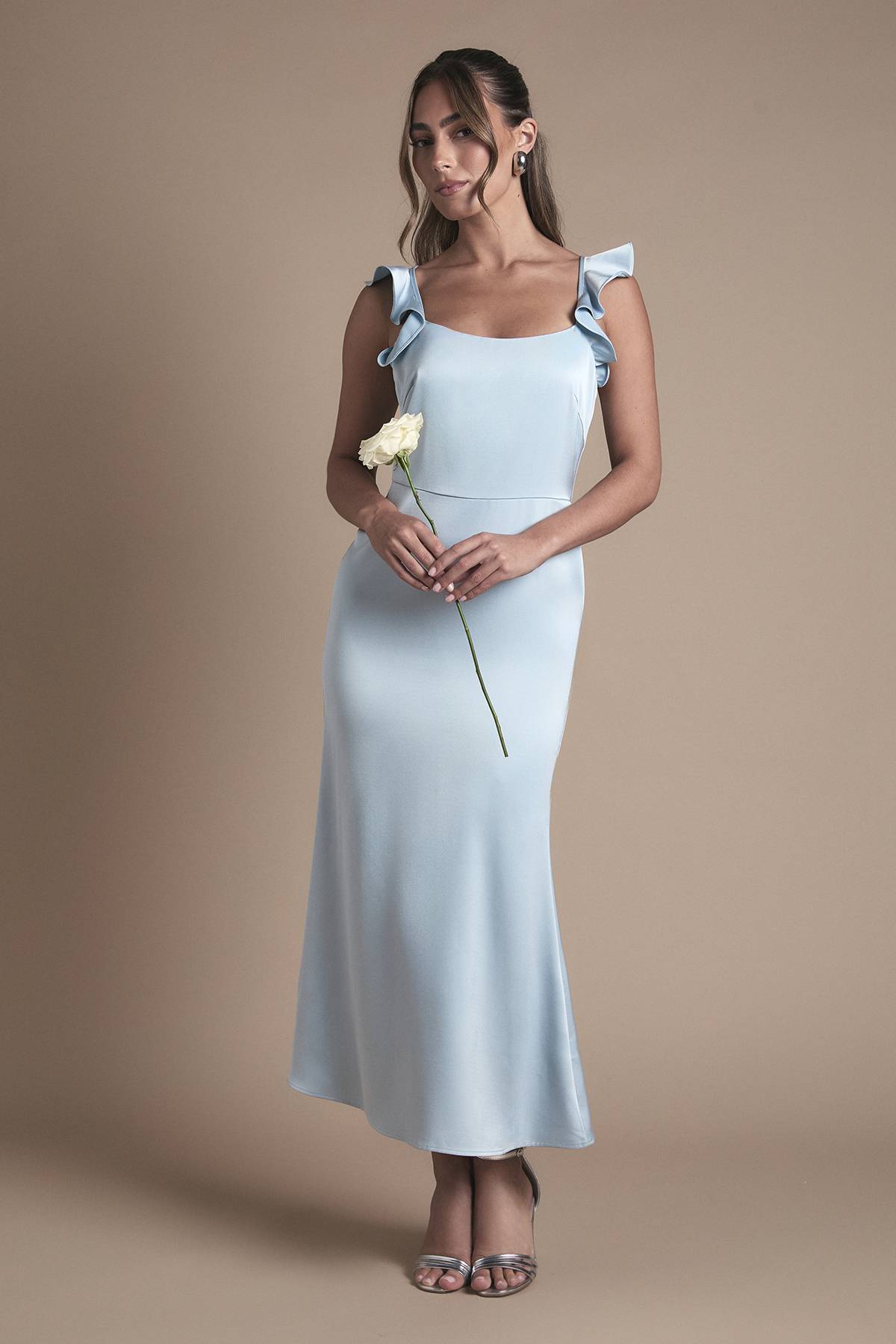 Oasis Robe Mi-Longue de Demoiselle d'Honneur en Satin à Encolure Carrée avec Volants