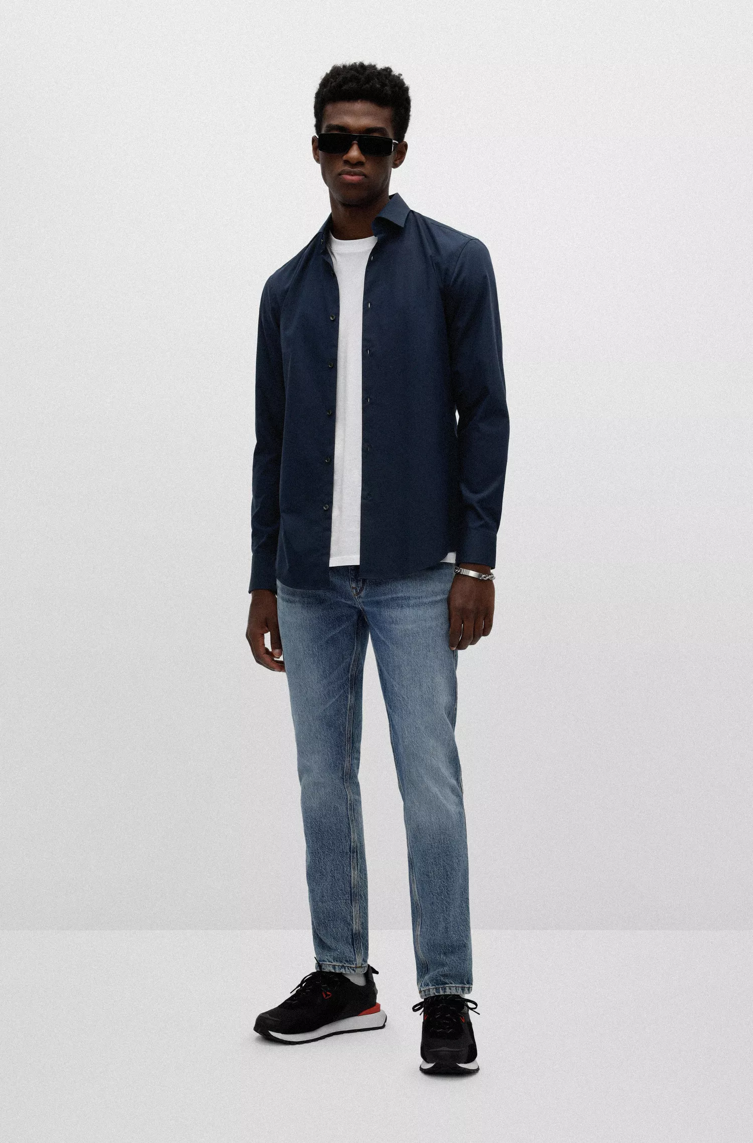 Camisa HUGO vermelha, corte slim, em popeline de algodão fácil de passar.