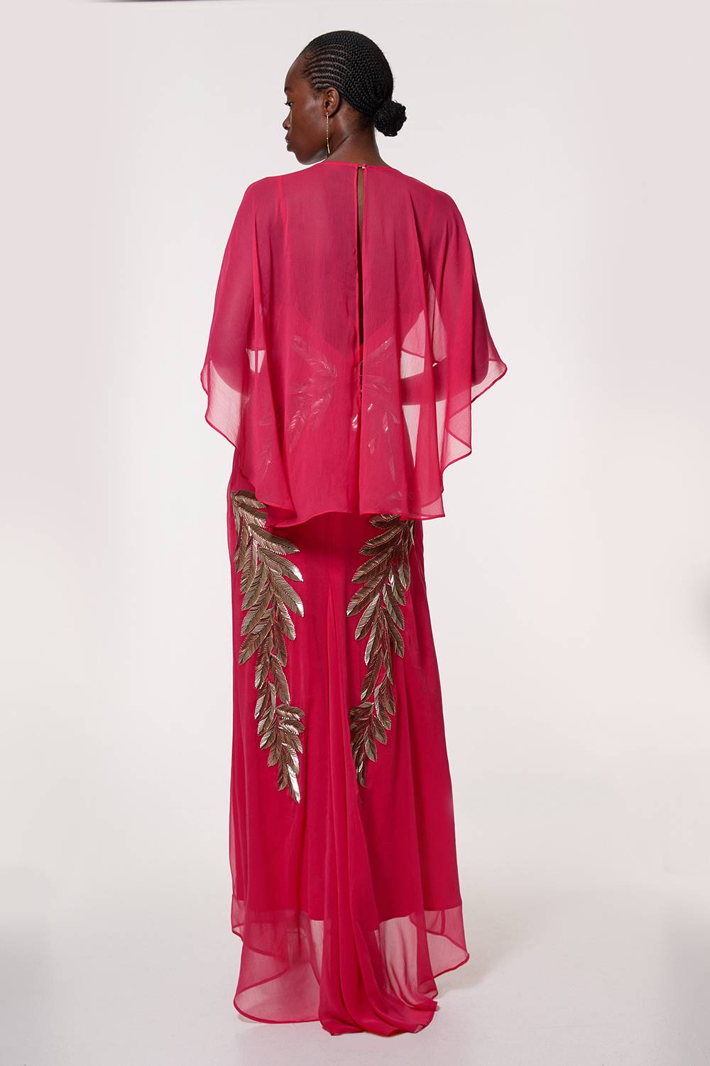 KarenMillen Robe maxi à manches cape tissée ornée de plumes