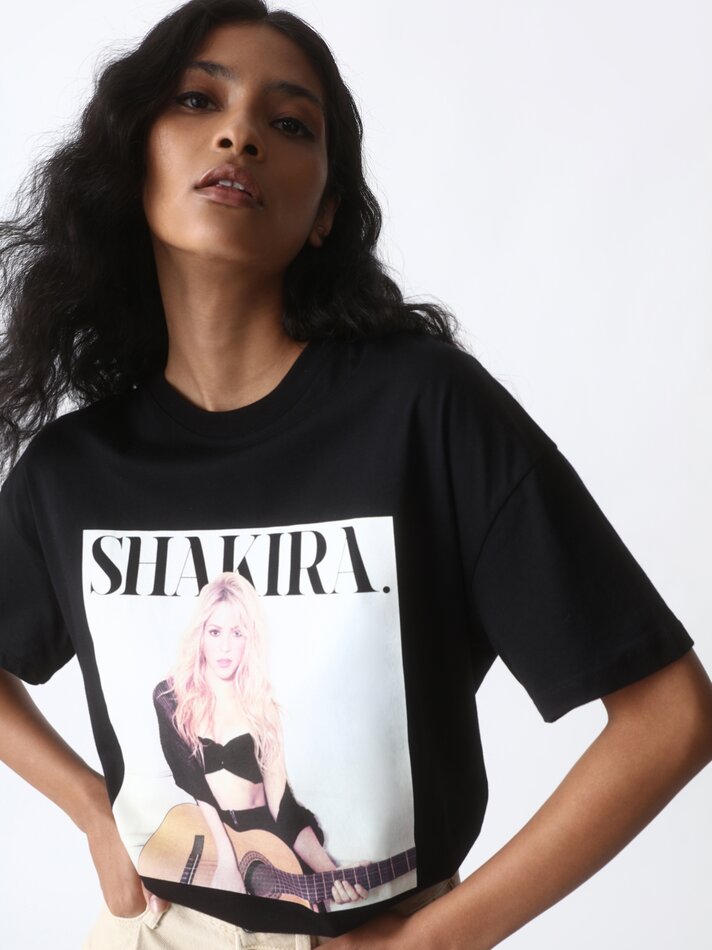 Camiseta Shakira Estampada - Preta