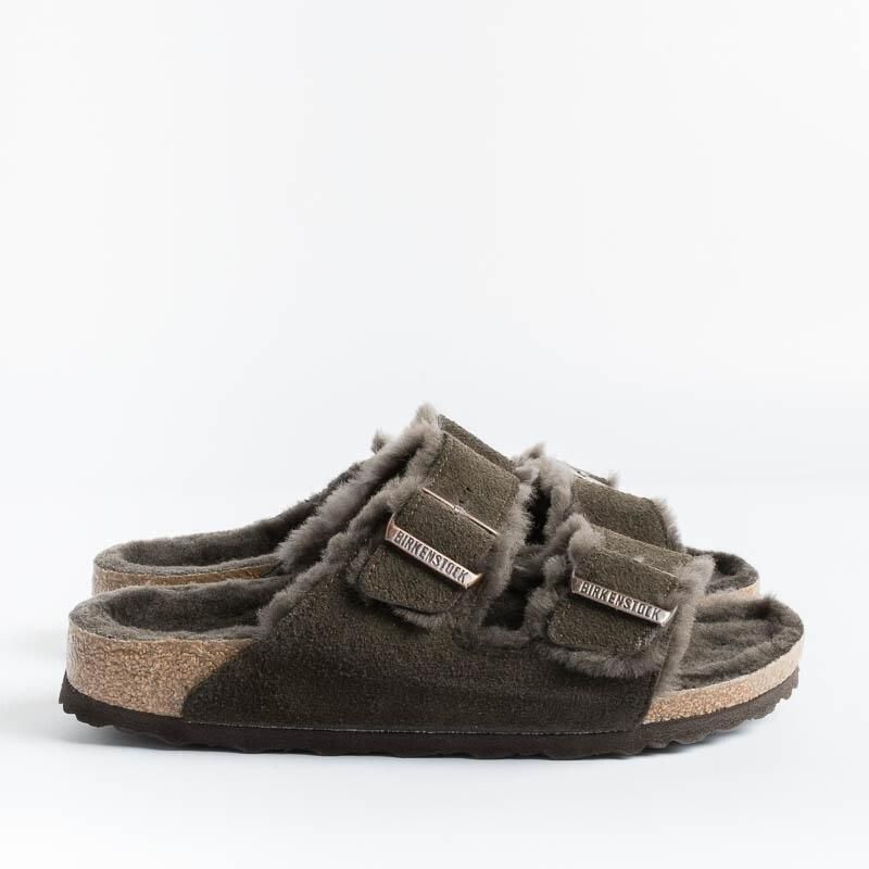 Birkenstock Sandalen Arizona Shearling Lined Suede Two-Strap Sandals in bruin