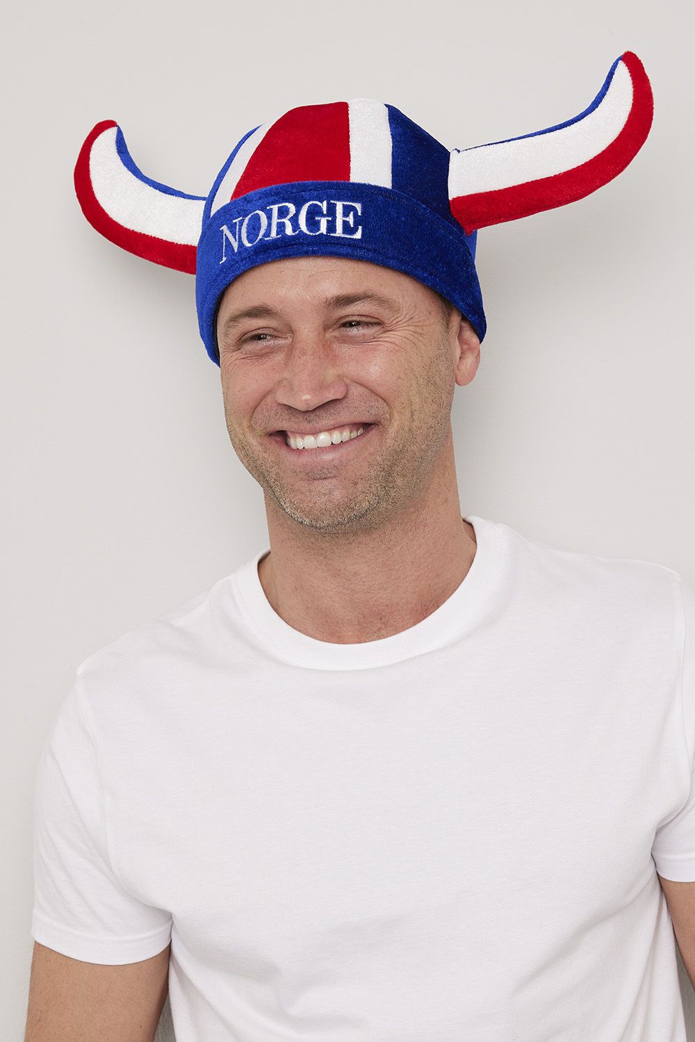 Vikinghjelm med norsk flagg