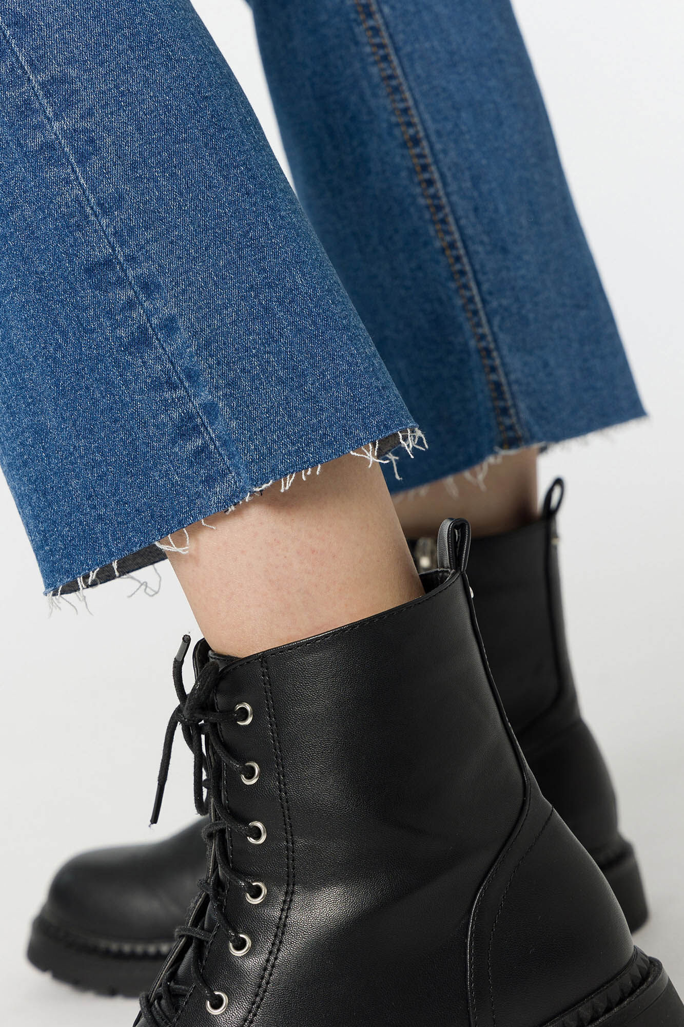Calça jeans cropped flare de cintura alta Megan