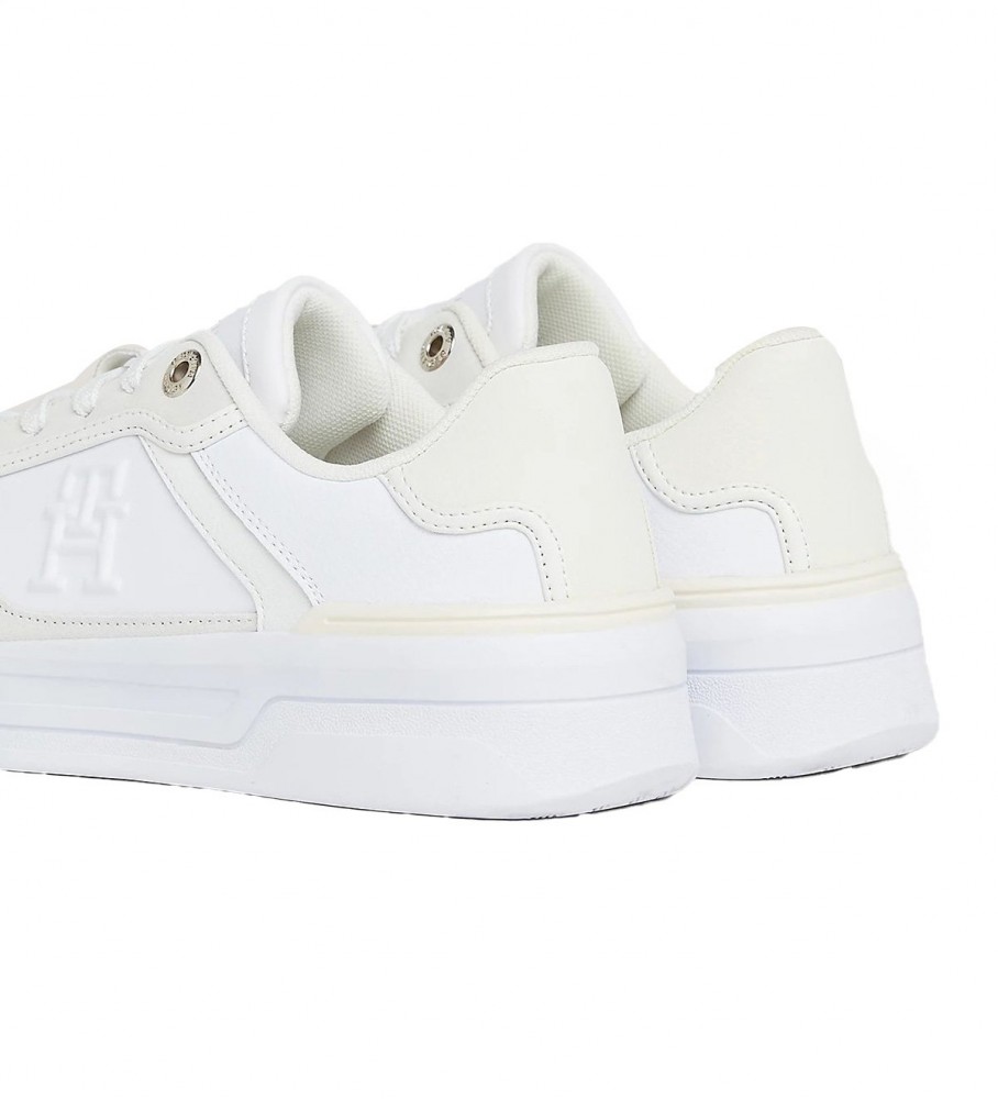 Tênis Tommy Hilfiger Essential de couro com monograma na cor branca.