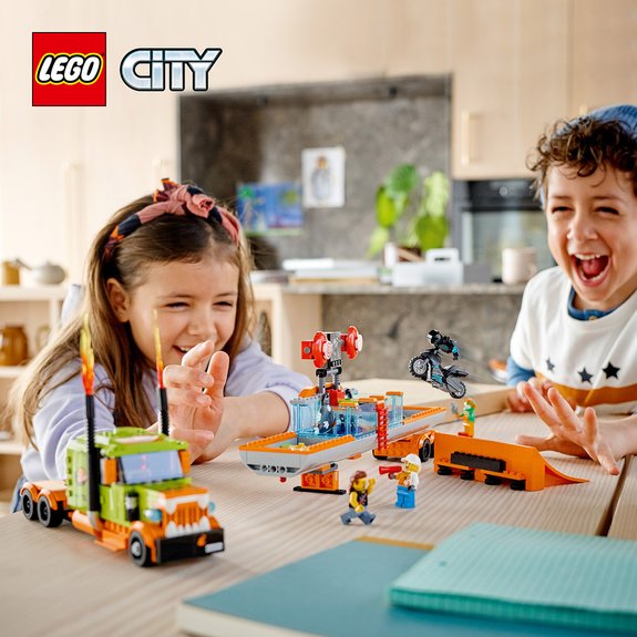 Le camion de spectacle des cascadeurs LEGO City 60294