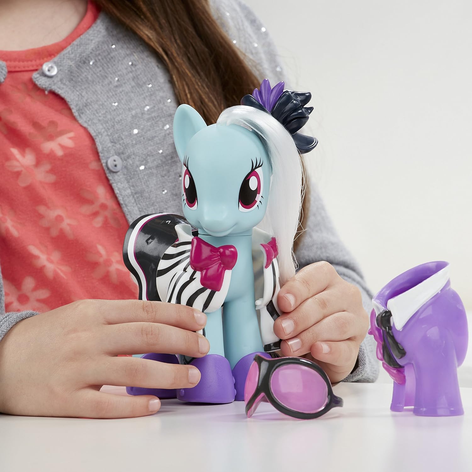 Hasbro - My Little Pony Figur - Photo Finish mit verschiedenen ansteckbaren Outfits
