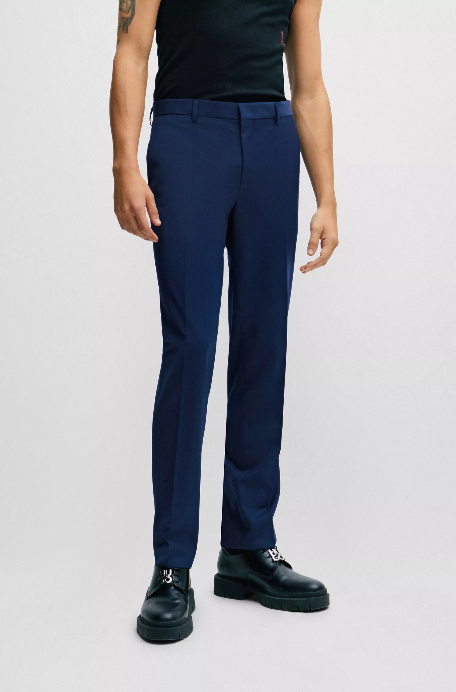 Terno HUGO vermelho, corte slim, em mistura de lã elástica de alta performance.