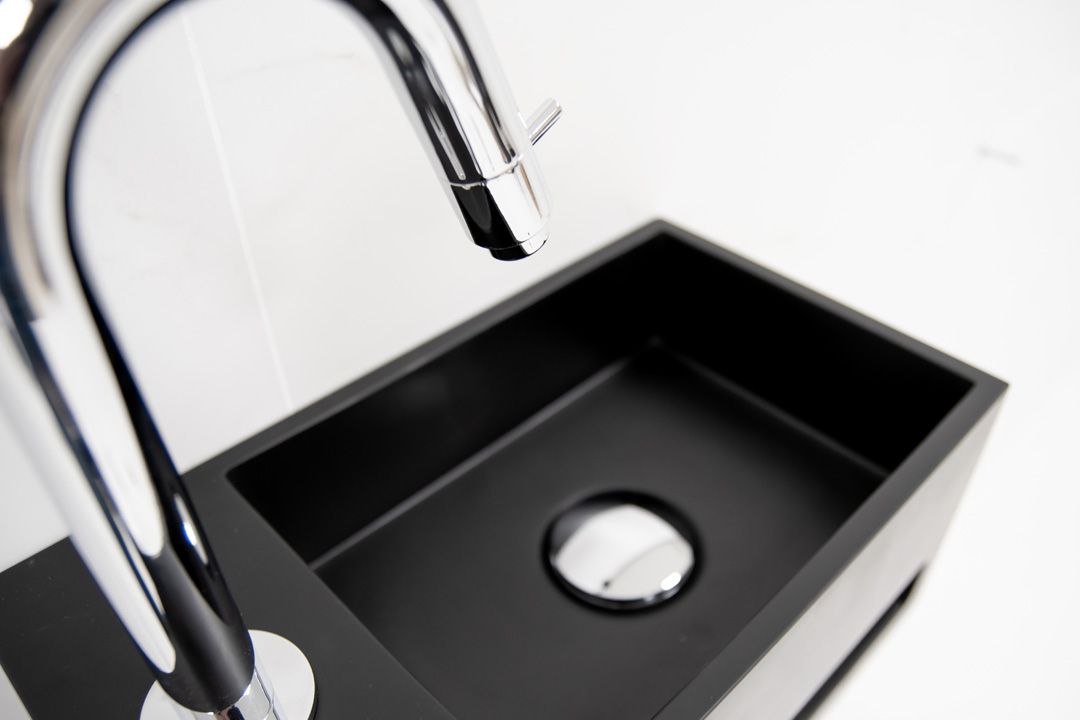 Saniclear Bali fonteinset links met mat zwarte fontein en gebogen chromen kraan