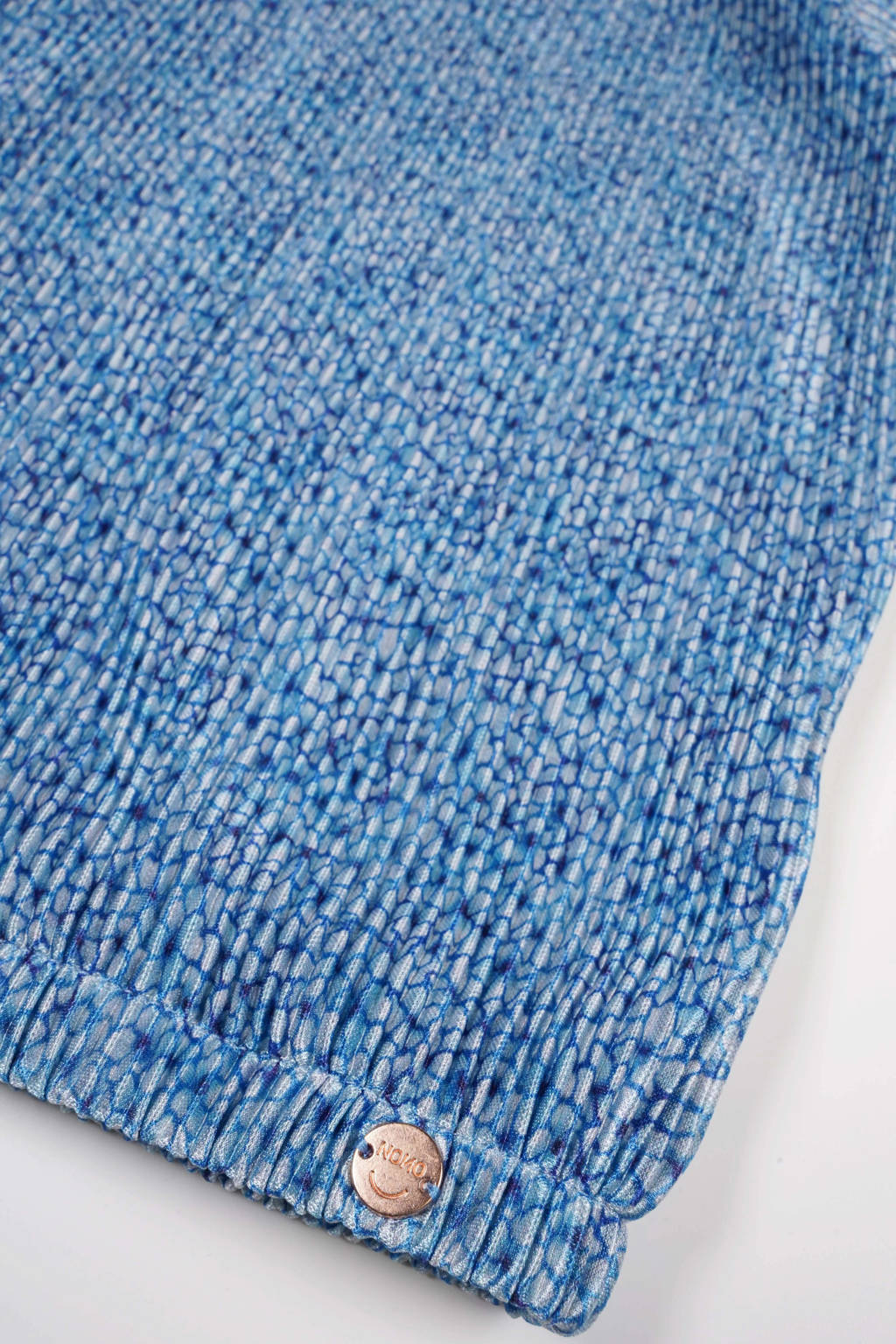 NONO top Kessa met all over print en textuur lichtblauw
