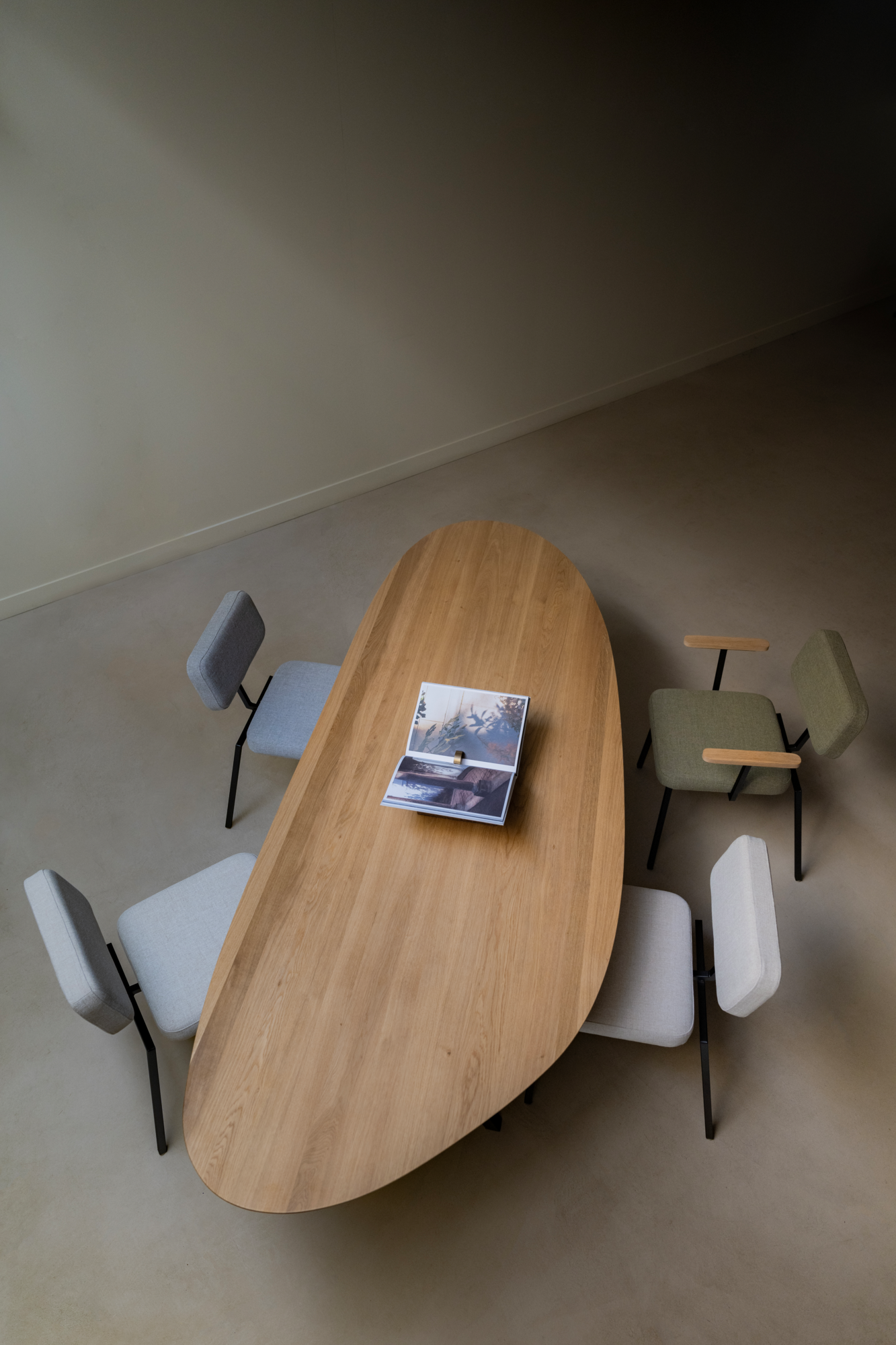 Studio HENK tafel New Classic Blob, zwart frame - Smart Collectie 240 x 100 cm | Eikenhout | Verjongde rand | Frame Zwart