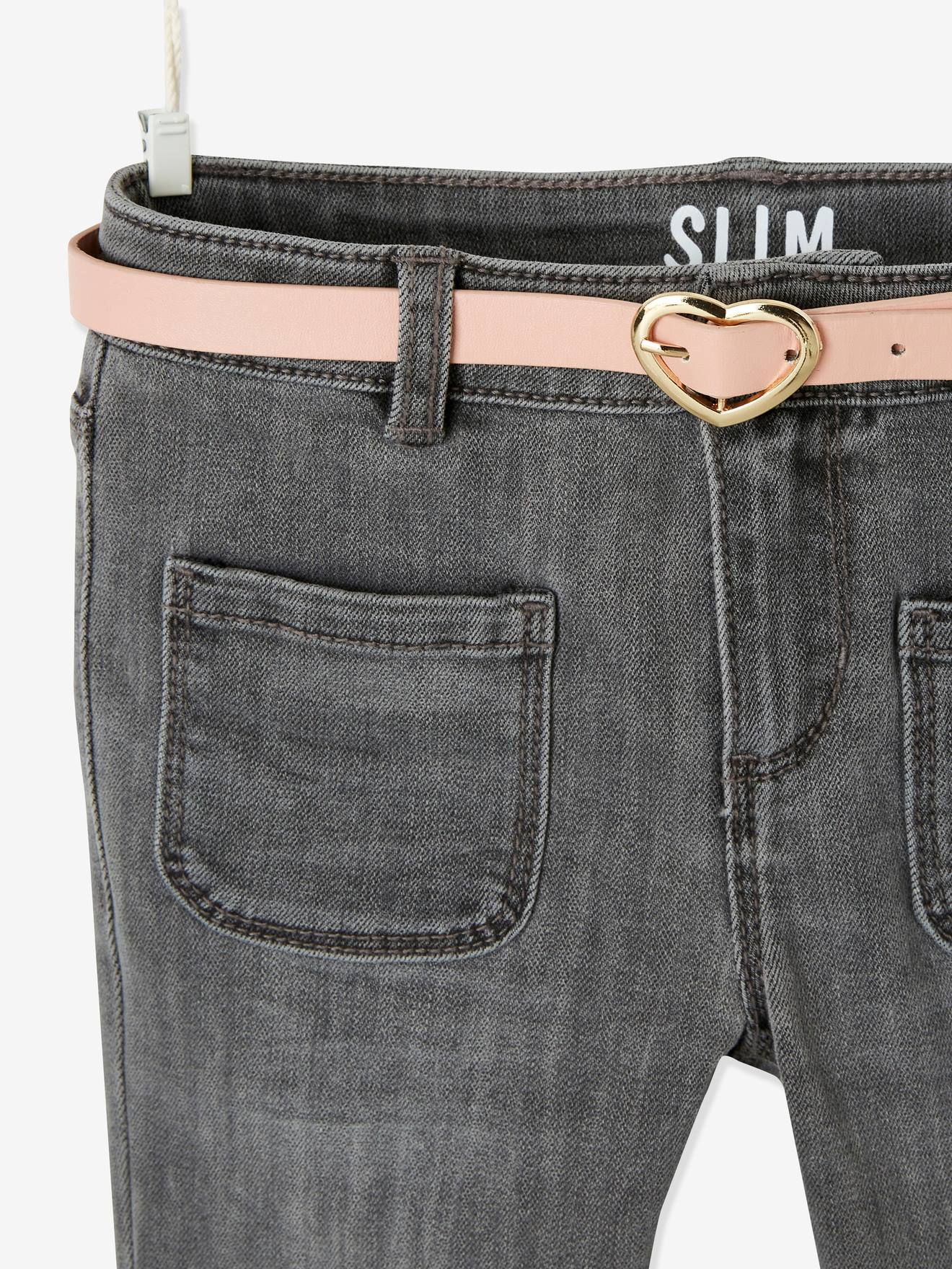 Calça jeans indestrutível e um cinto estiloso, para uma garota que curte maconha.