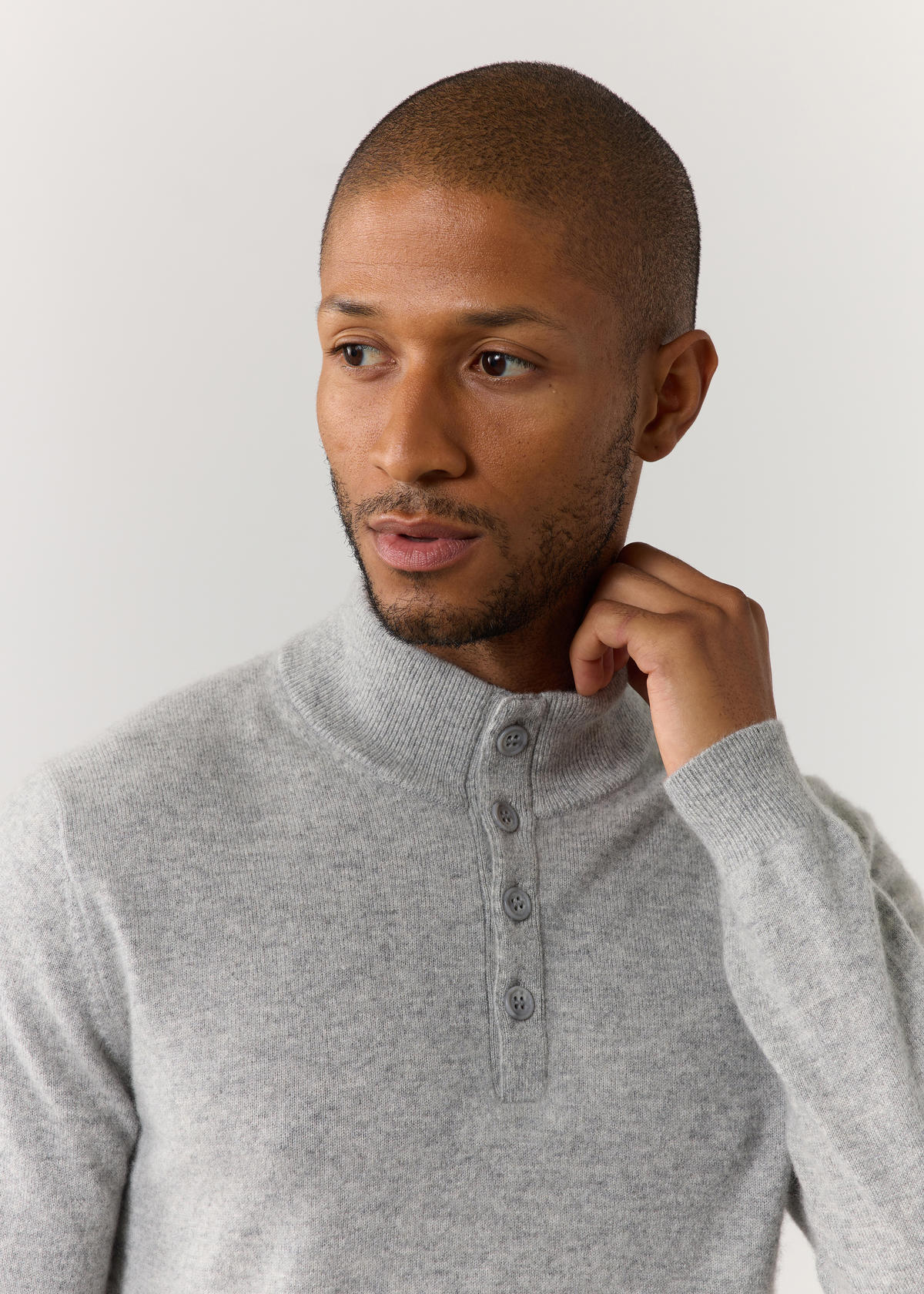 Pull col boutonné en cachemire uni gris perle