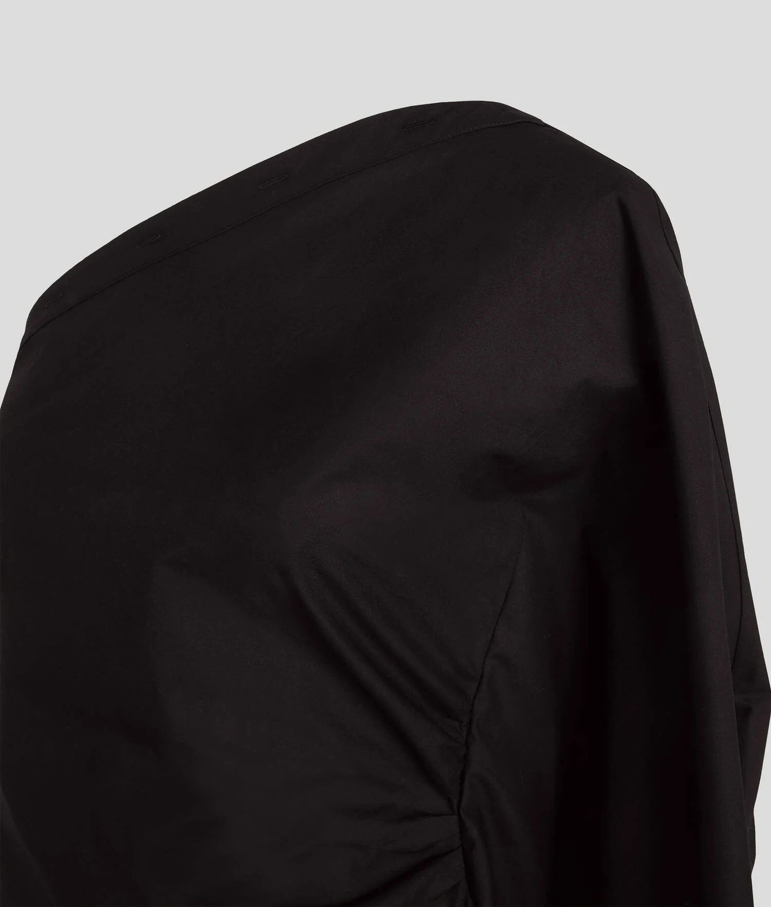 ROBE ASYMÉTRIQUE À ÉPAULE DÉNUDÉE SÉLECTIONNÉE PAR HUN KIM