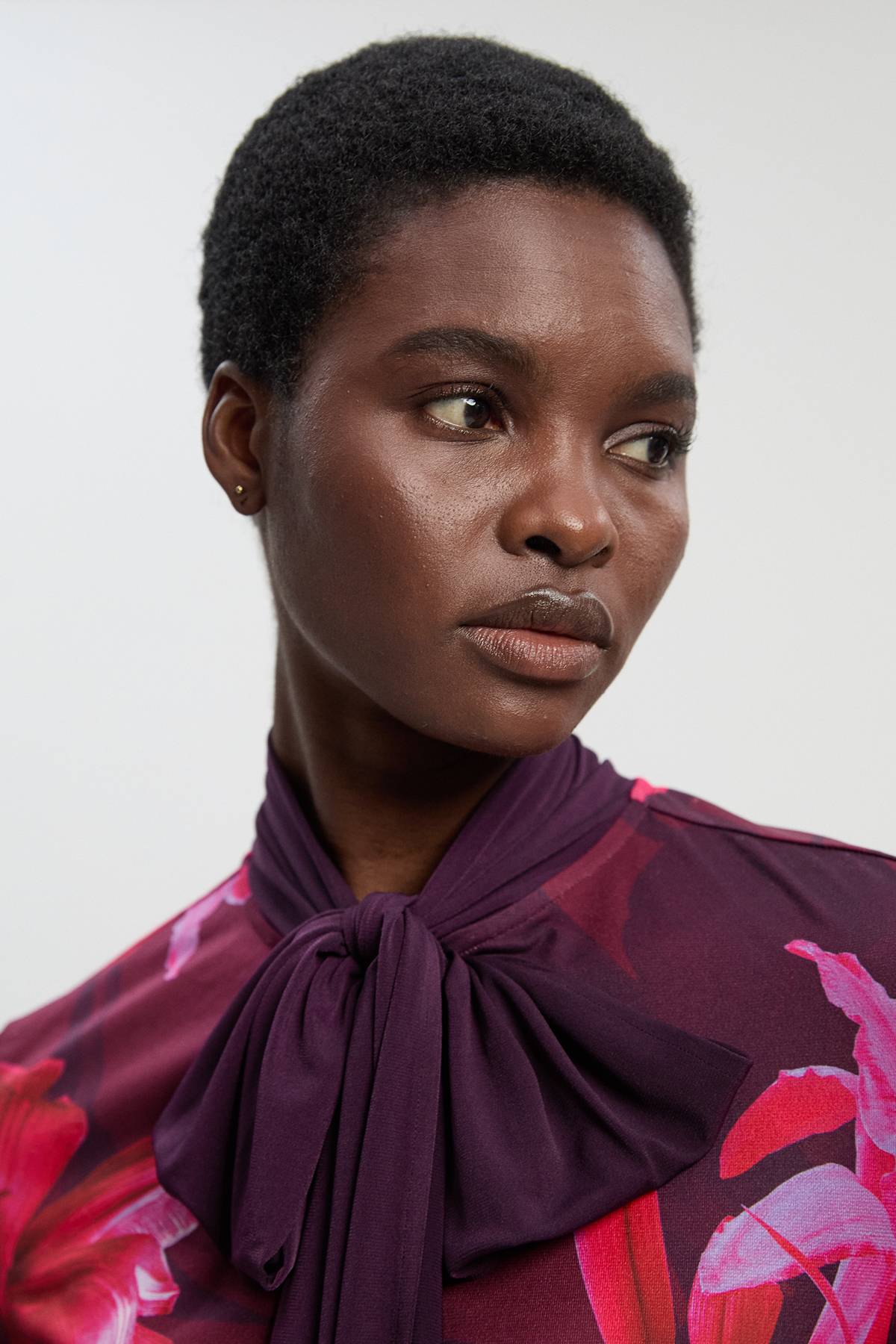 KarenMillen Robe Mini à Manches Longues avec Encolure Nouée et Imprimé Floral en Crêpe