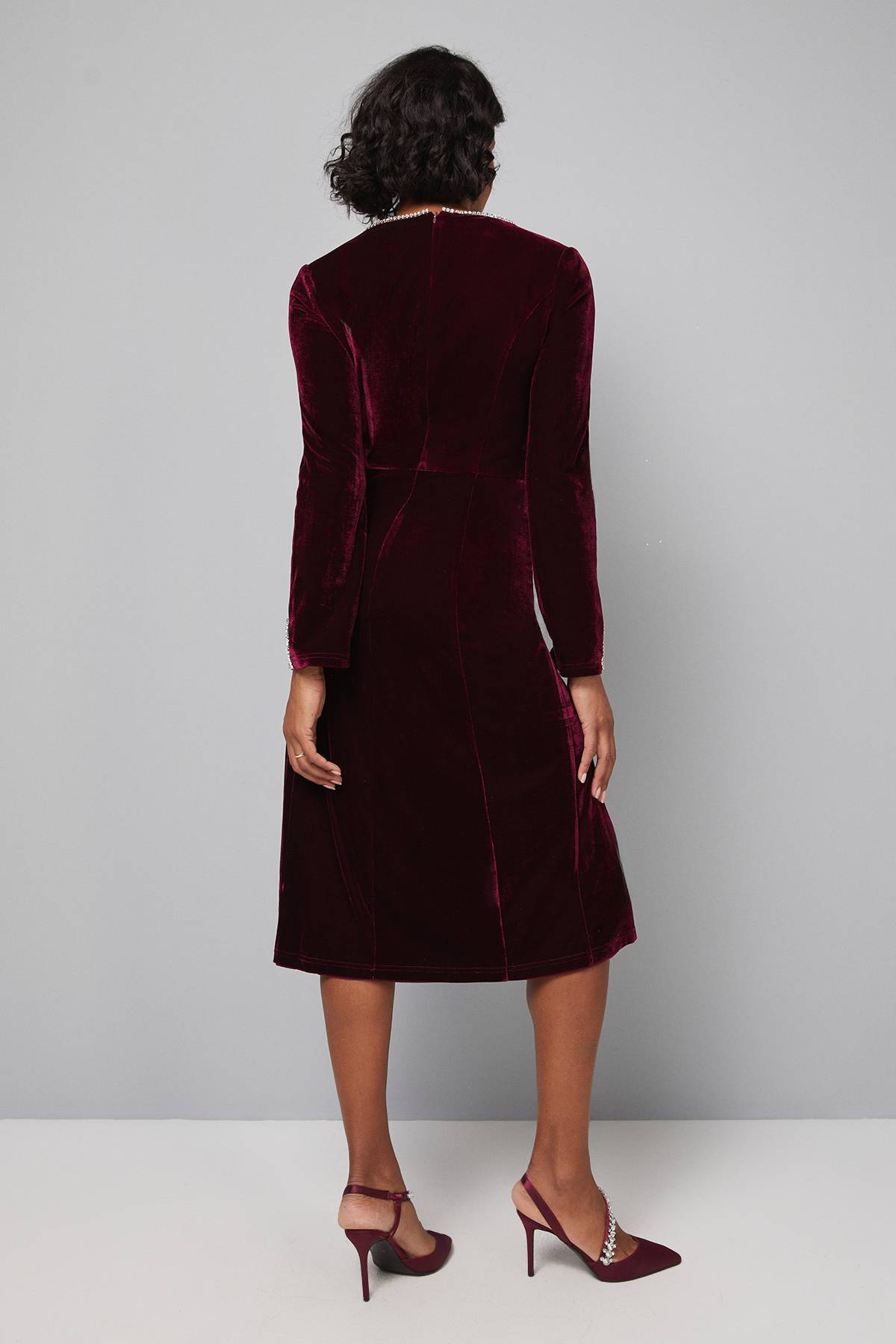 Wallis Robe Mi-Longue en Velours à Décolleté Cœur Ornée