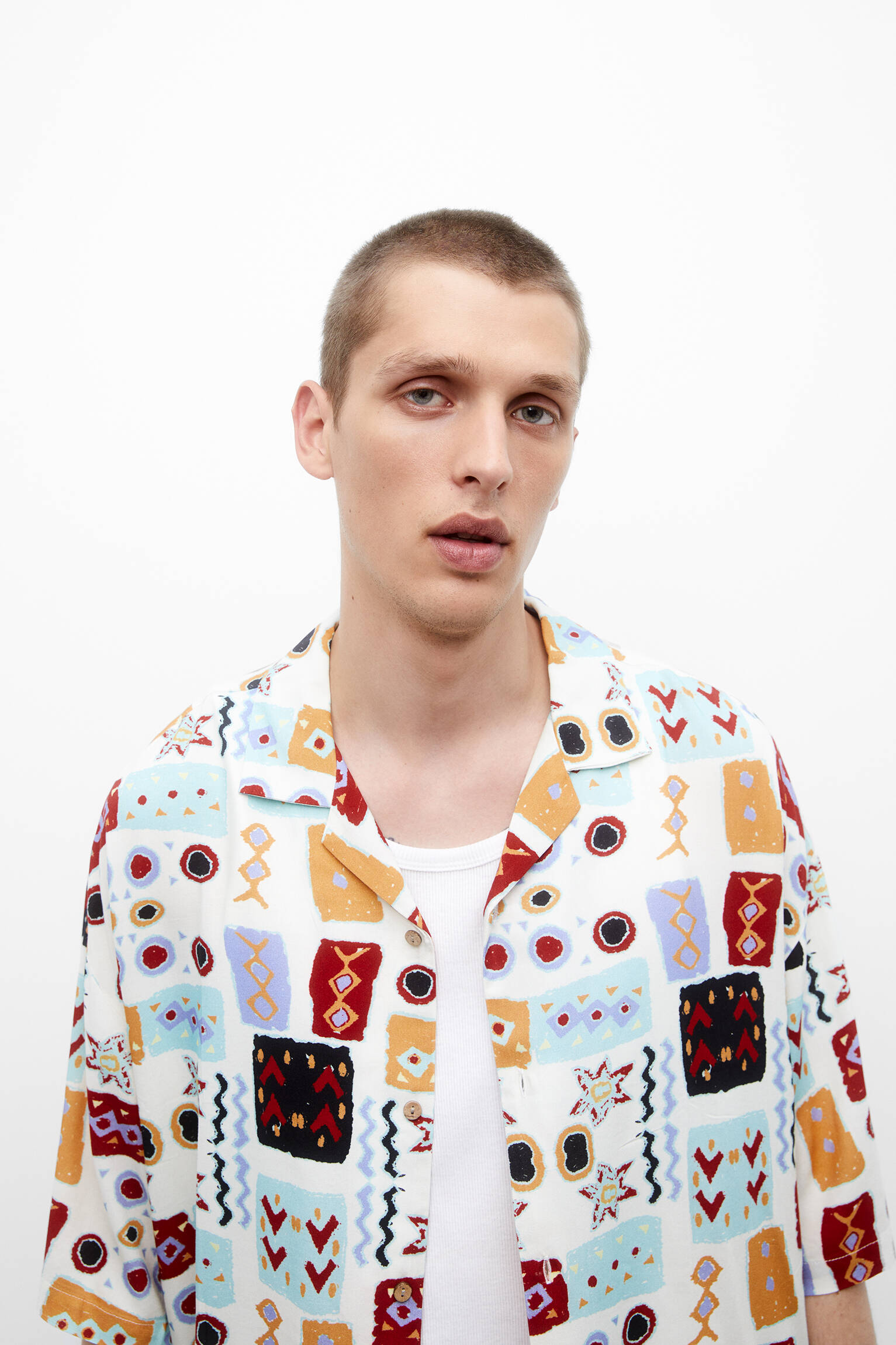 CAMISA ESTAMPADA DE MANGA CURTA - BRANCA