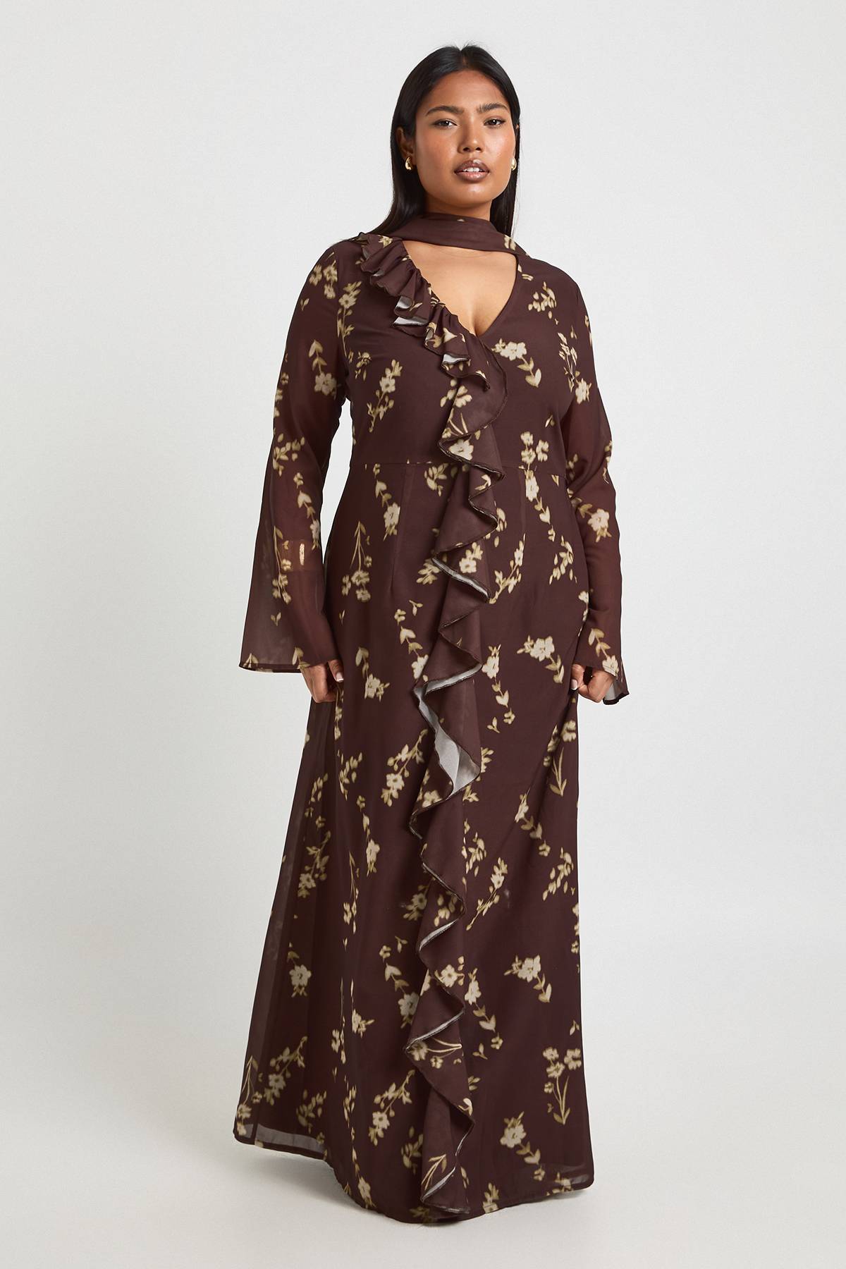 boohoo Robe Maxi Grande Taille À Détail Volant Frontal Et Foulard