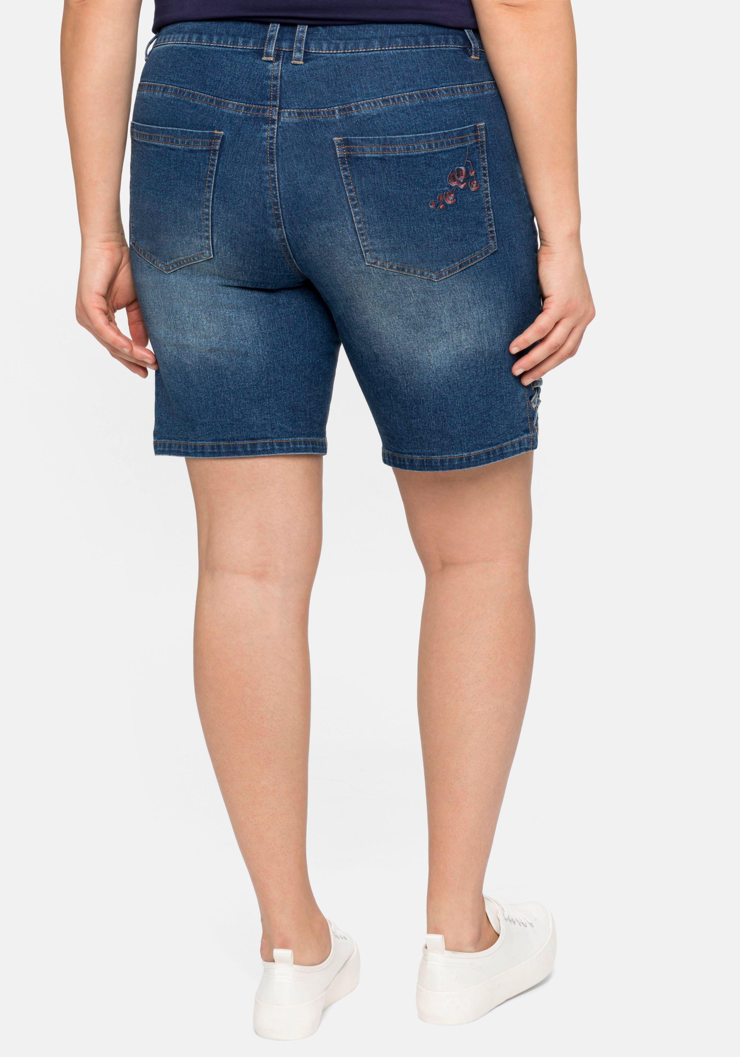 Jeansbermudas mit Blumenstickerei und Schnürung
