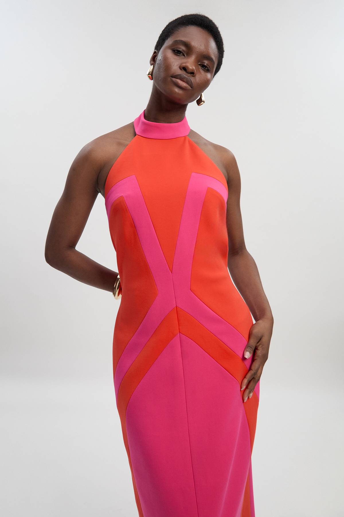 KarenMillen Robe Mi-Longue Ajustée à Col Licou en Maille Stretch à Blocs de Couleur