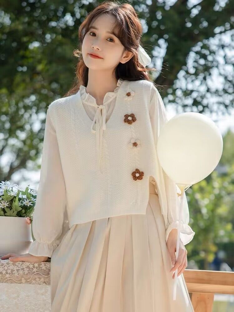 PANDAGO - Set: Blouse met lange mouwen, opstaande kraag, effen volantrand, strik aan de voorkant + V-hals, vest met bloemenaccent en split