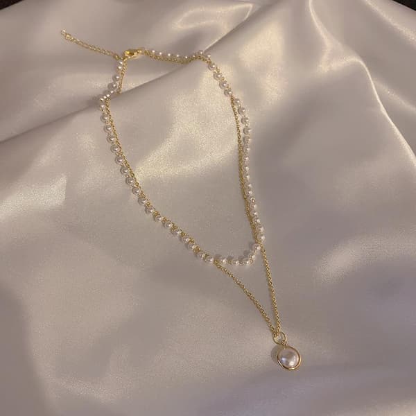 Beautiful double necklace with freshwater pearls short chain