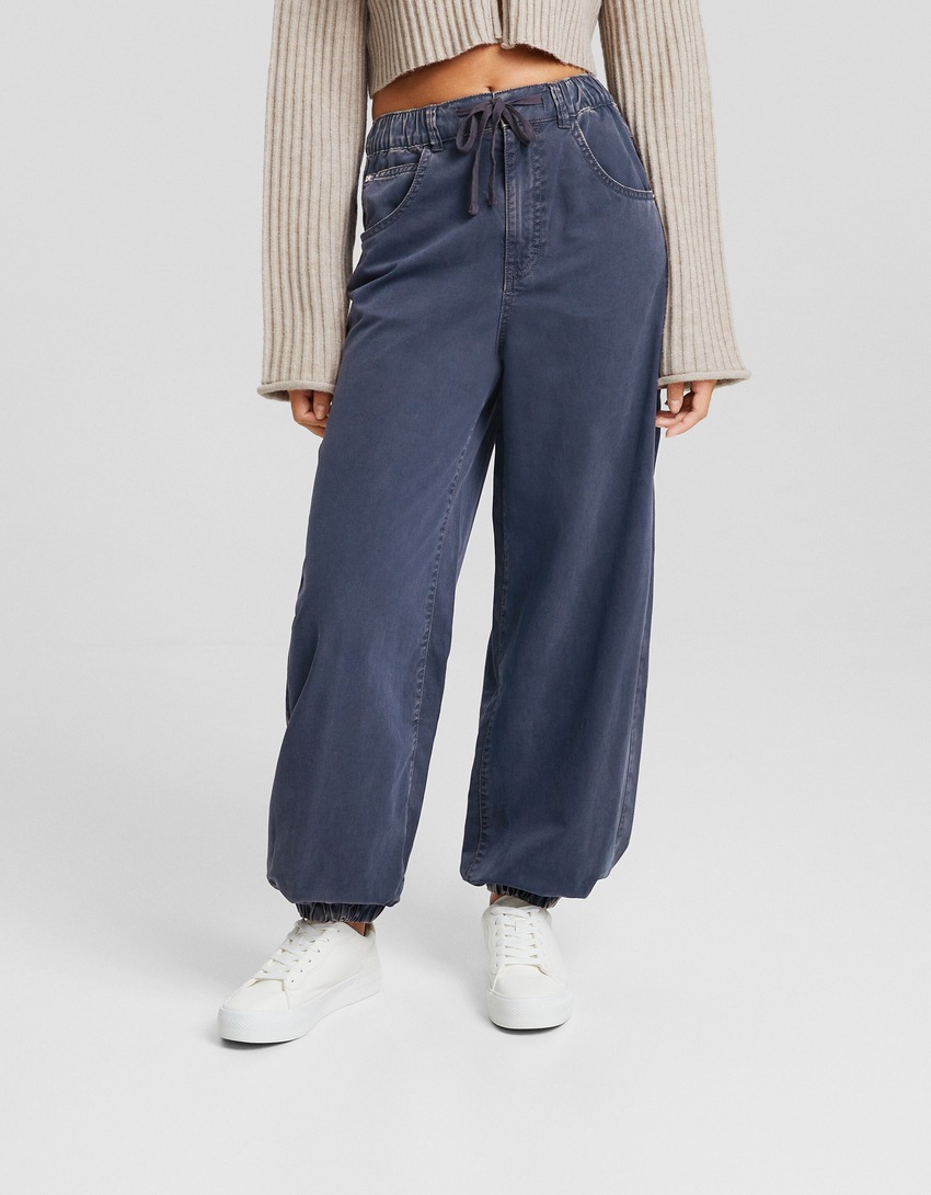Calça jogger de algodão com cordão.