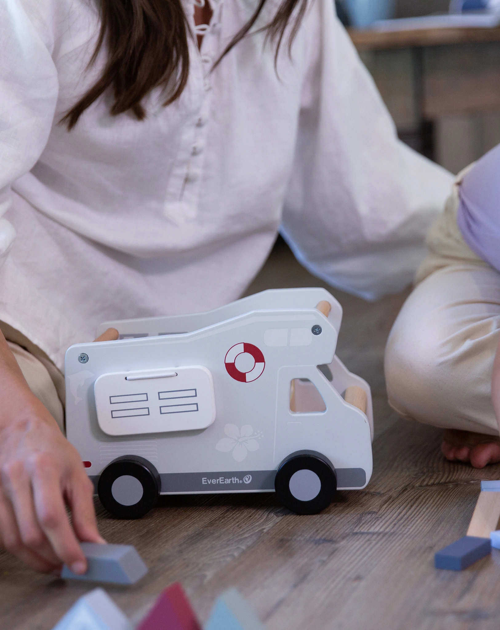 Holzpielzeug CAMPING VAN 24-teilig mit Spielfiguren