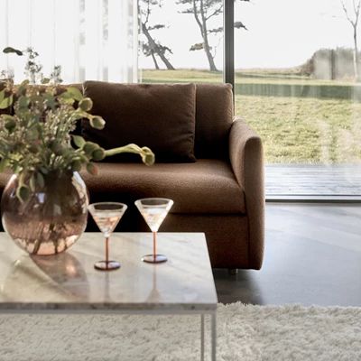 Angolo venstrevendt sofa med pufafslutning