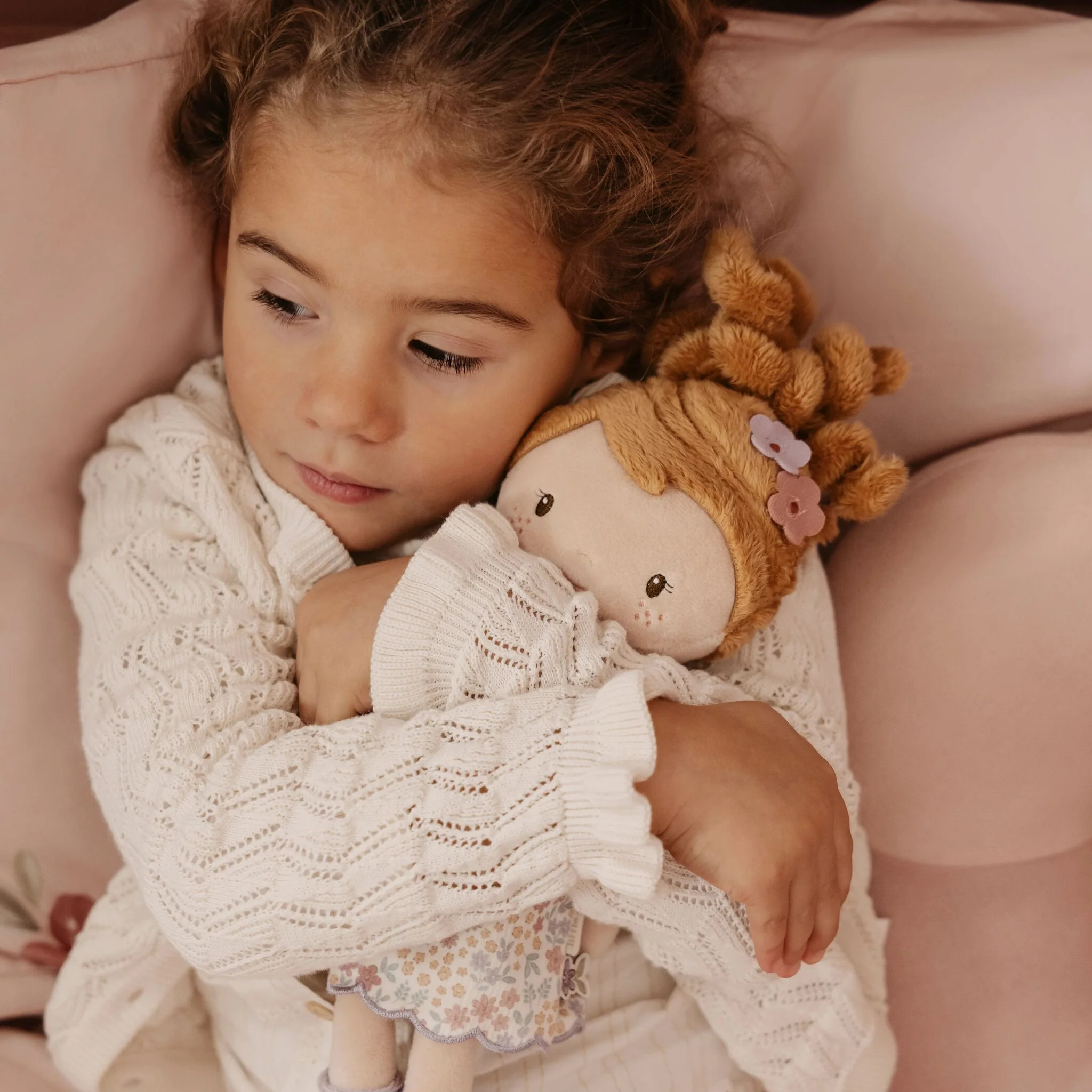 Zachte knuffelpop Ava met golvend haar en bloemenjurk – ideaal cadeau