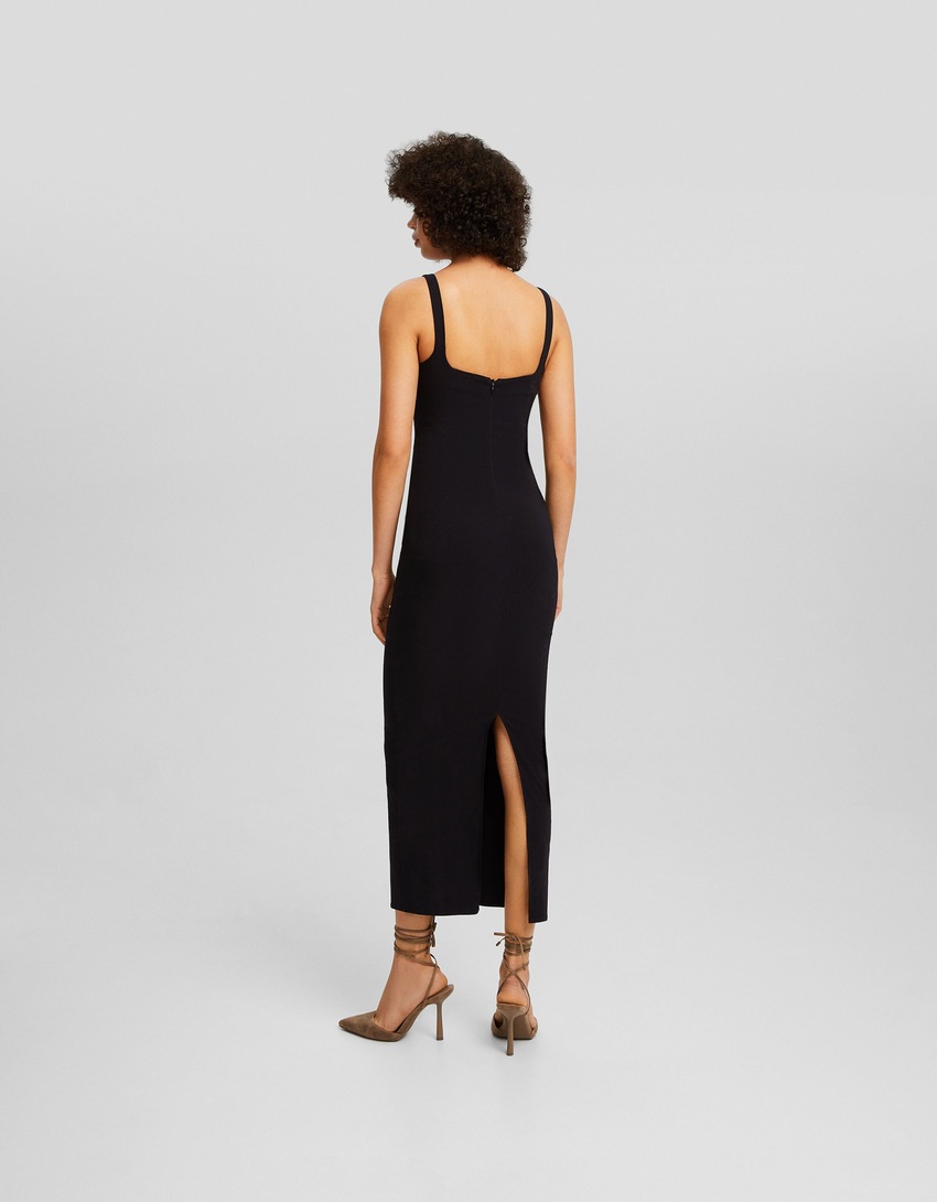 Vestido midi ajustado com alças largas.