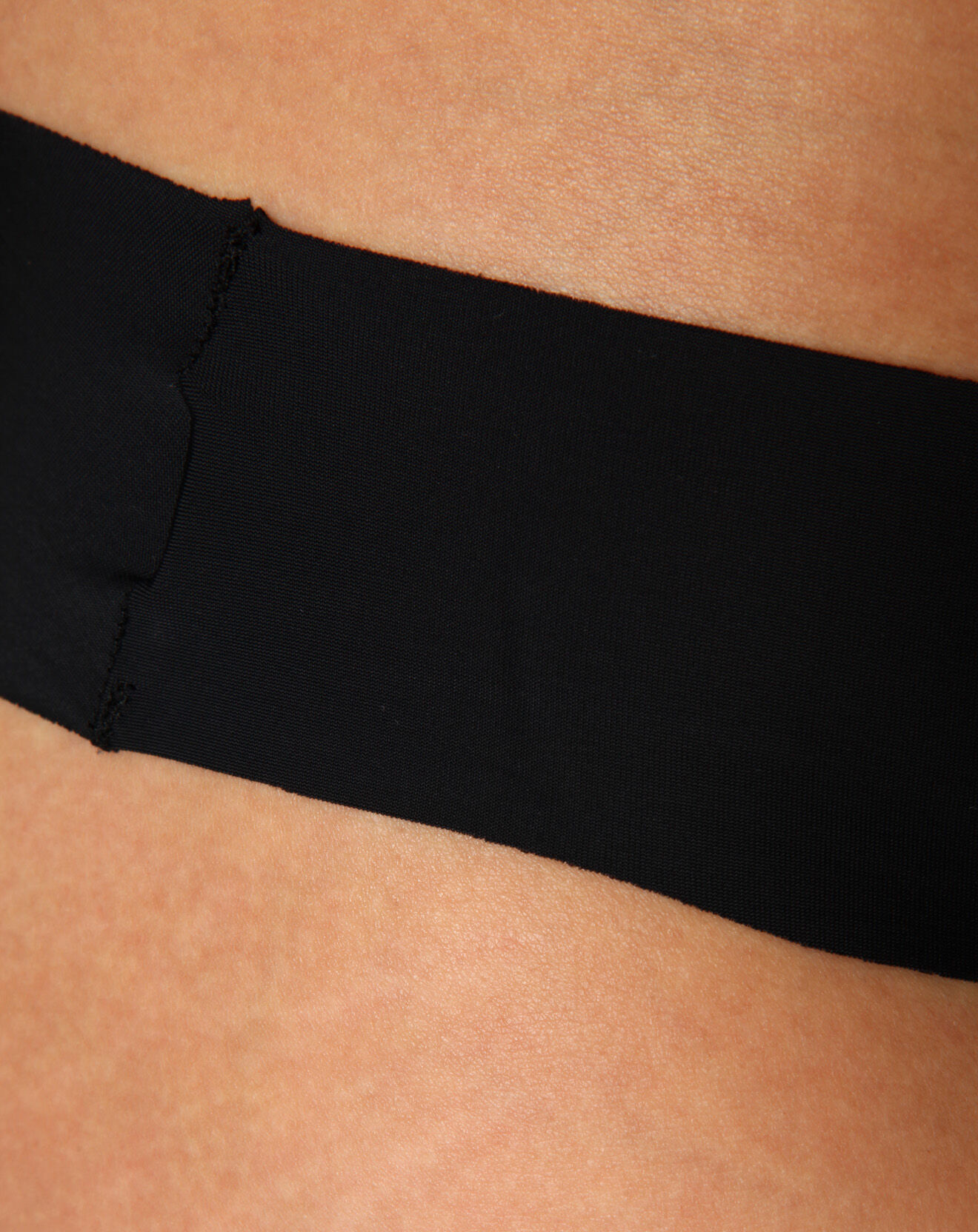 Liz String découpe laser Tatoo noir