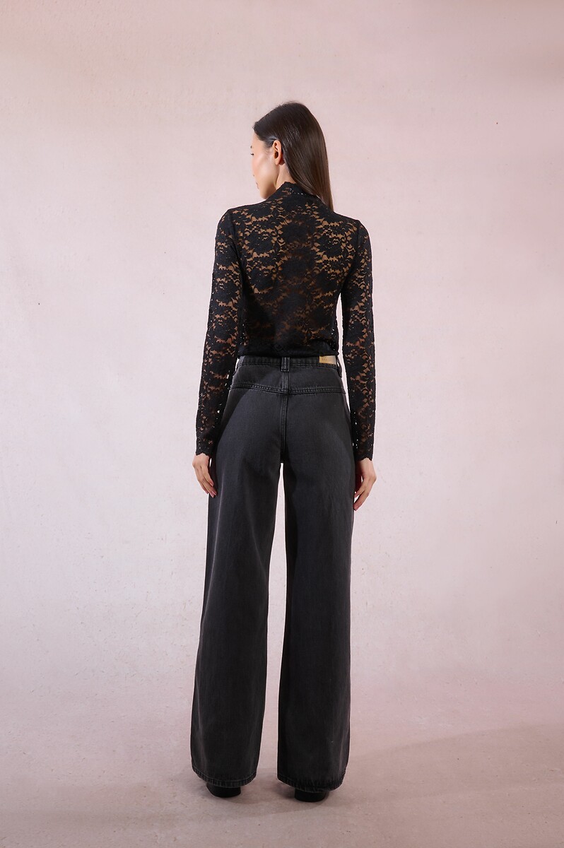 MOLLY BRACKEN<br>Calça jeans de perna larga, crua e acolchoada