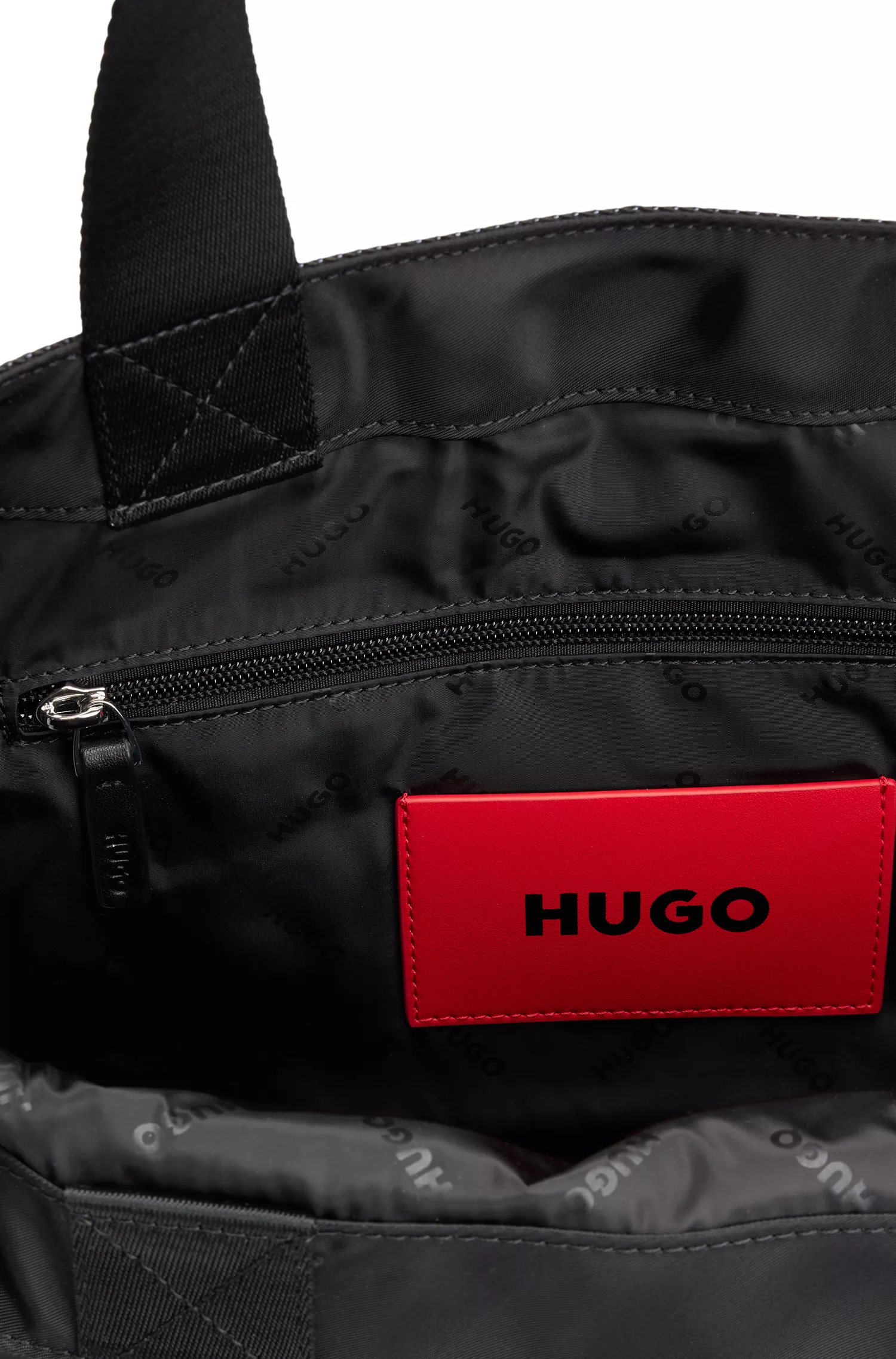 Bolsa tote vermelha HUGO com detalhes de logotipo contrastantes repetidos.