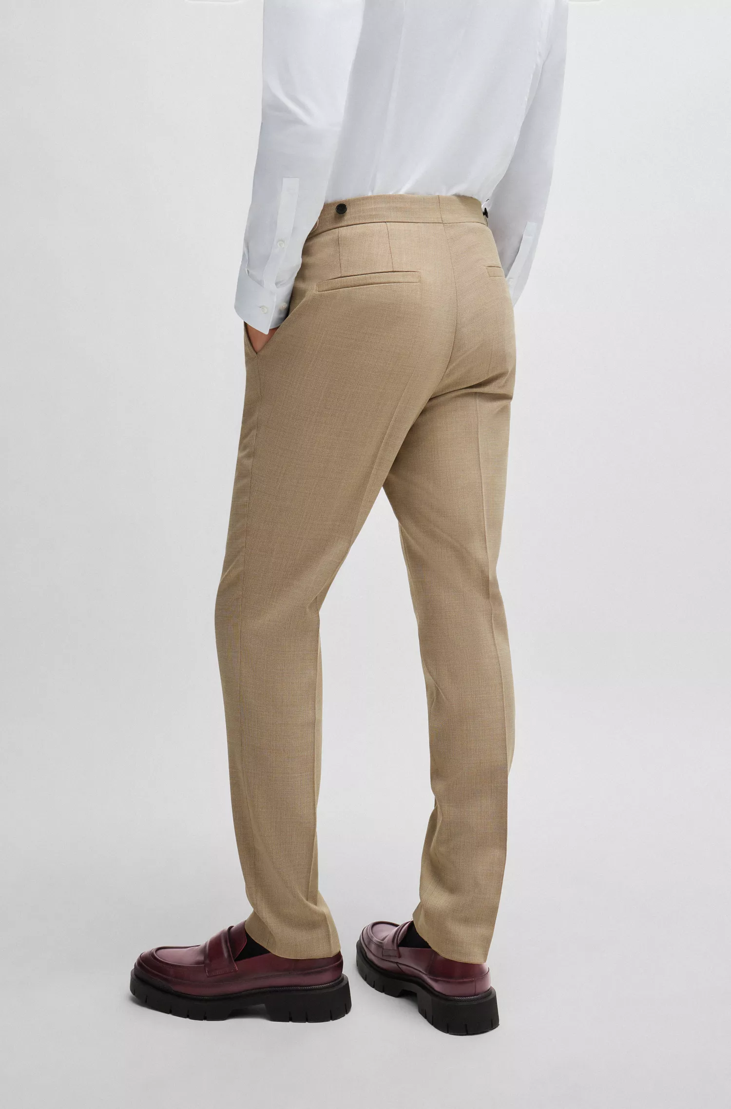 Terno HUGO vermelho de três peças, corte slim, em tecido elástico estampado.