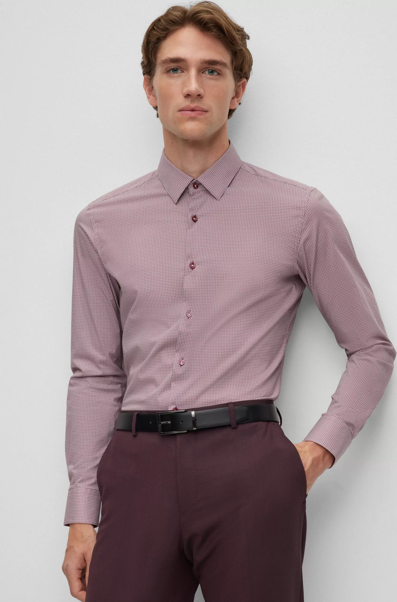 Camisa BOSS preta de corte slim em algodão elástico estampado.