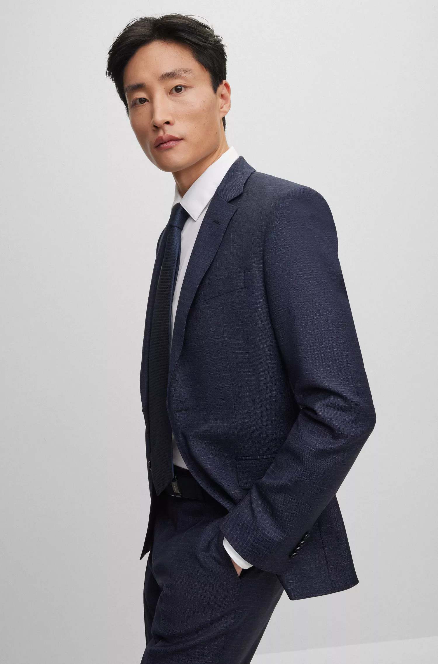 Terno BOSS preto slim fit em lã elástica xadrez.