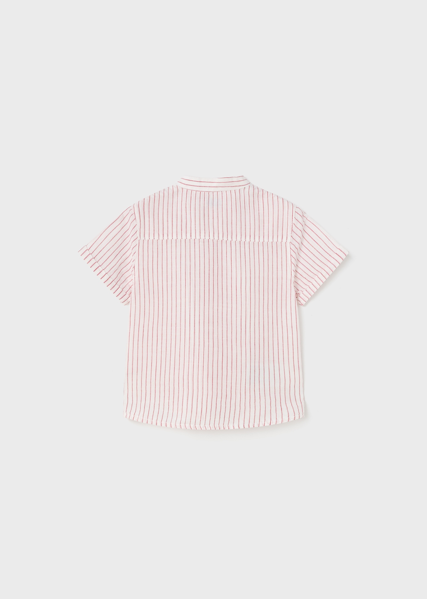 Camisa infantil de manga curta com bordado e gola mandarim.
