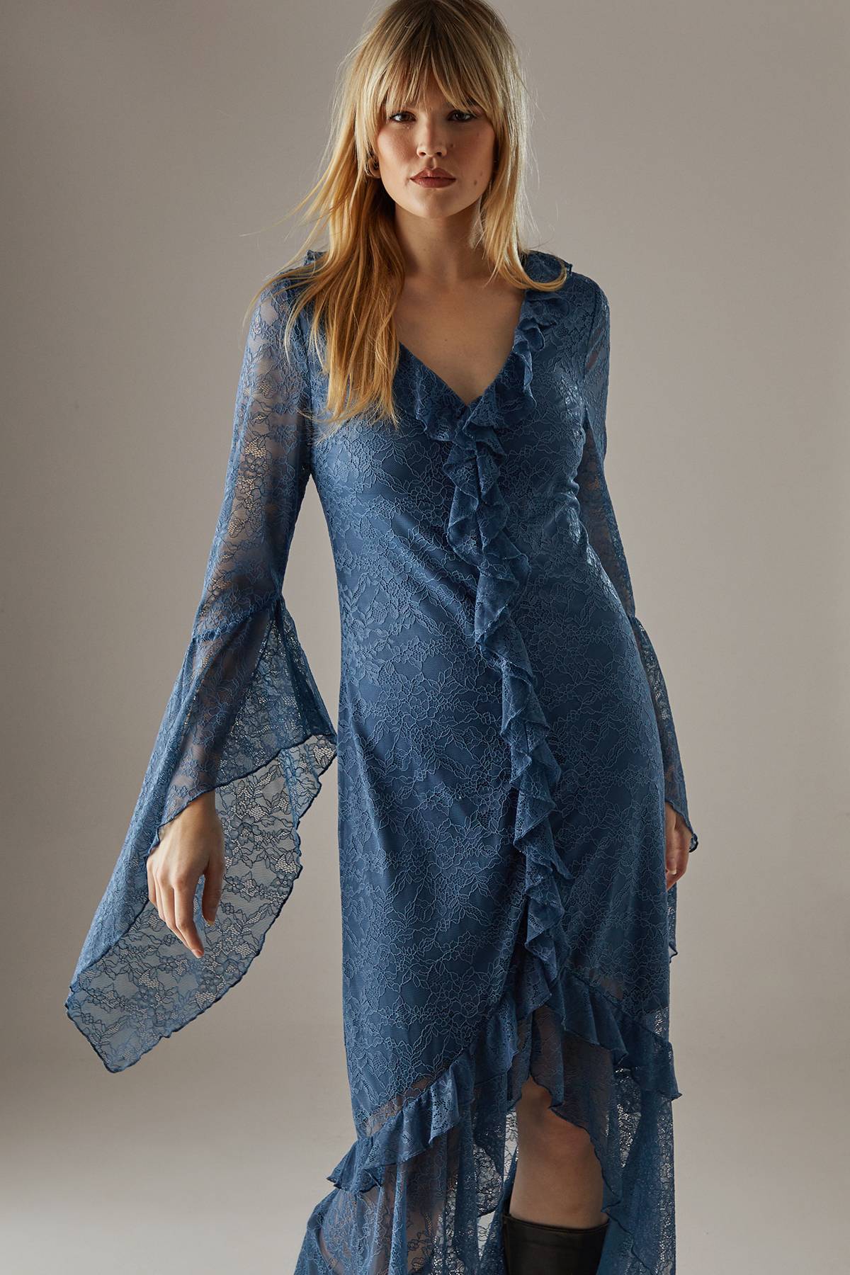 Warehouse Robe Maxi en Dentelle à Boutonnage et Volants