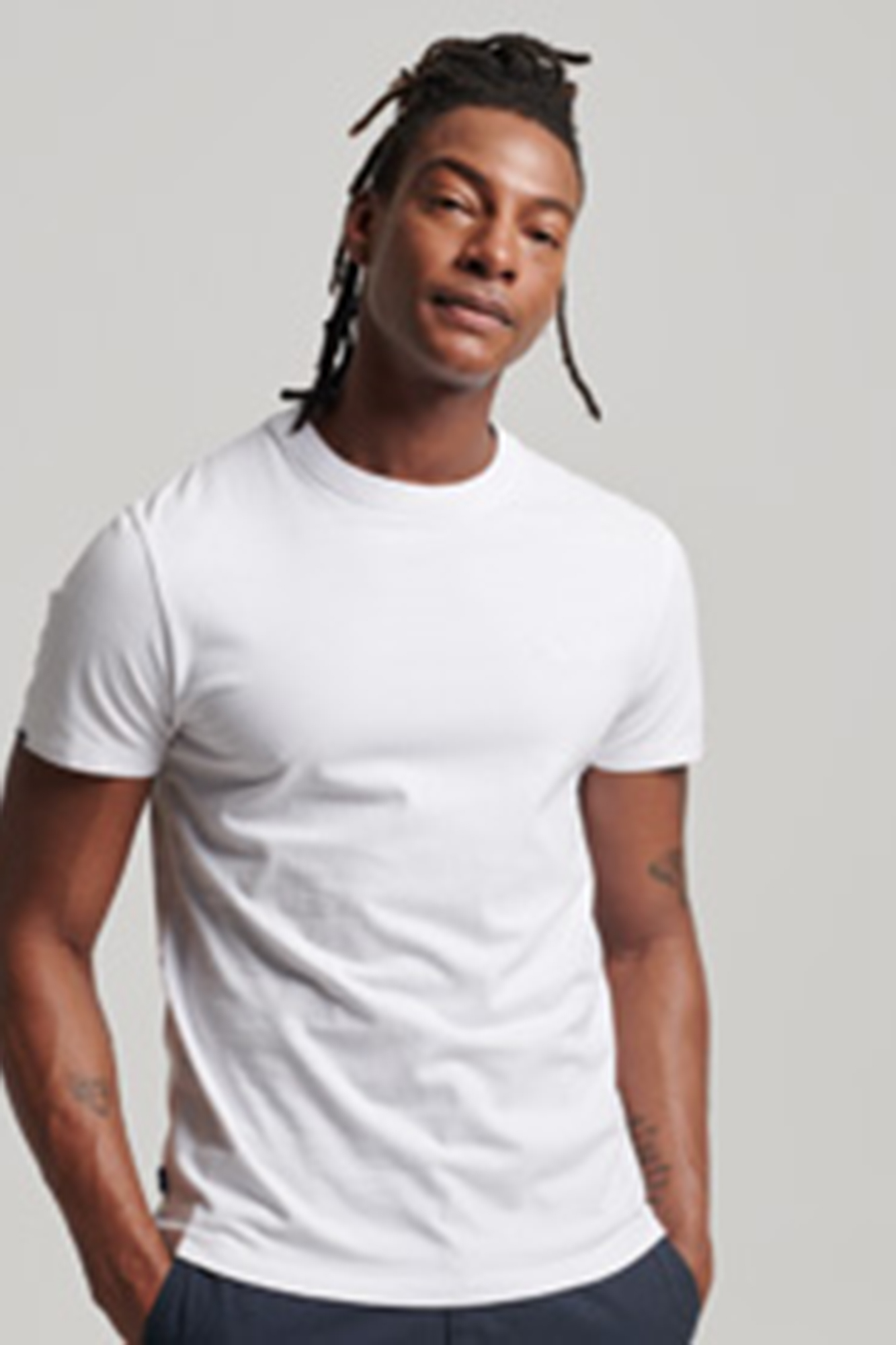 Camiseta essencial de algodão orgânico com logotipo.