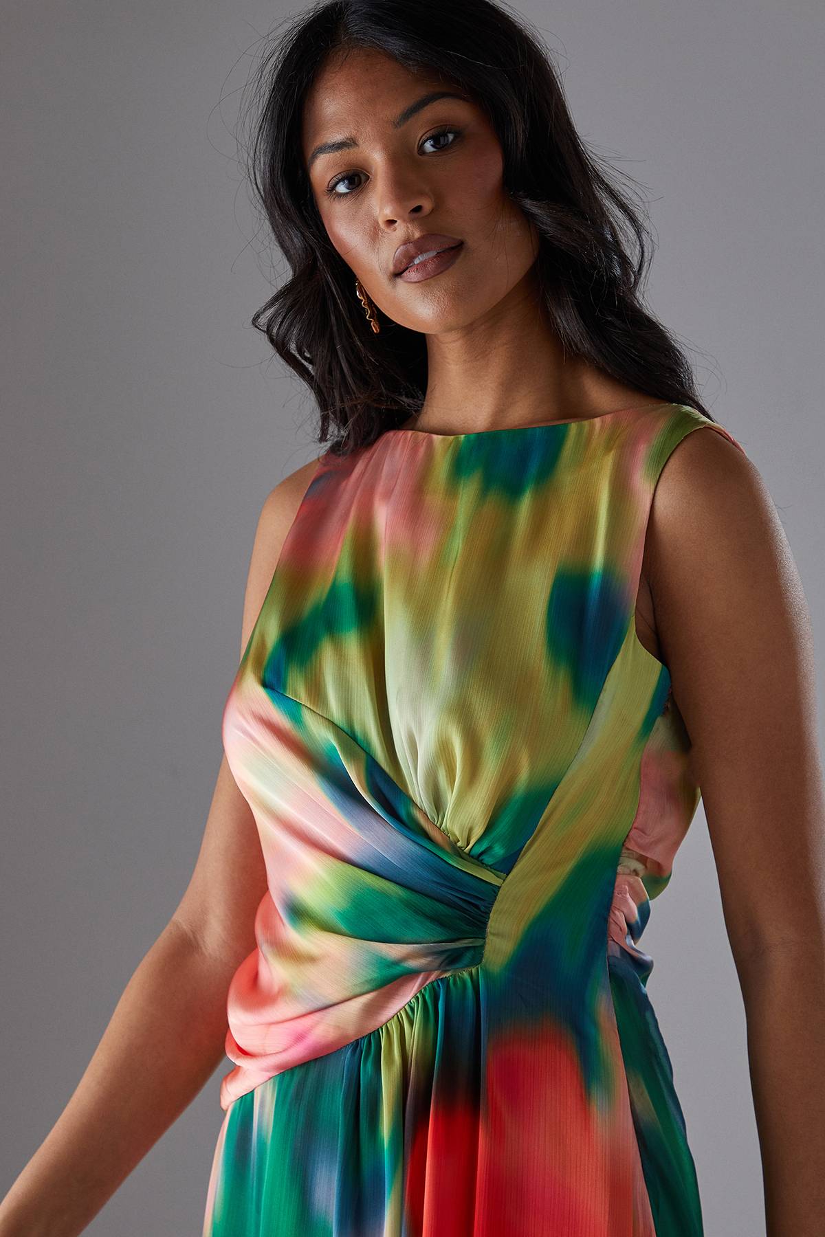 Warehouse Robe Midi Imprimée En Satin Sans Manches Avec Nœud Devant Et Ourlet Asymétrique