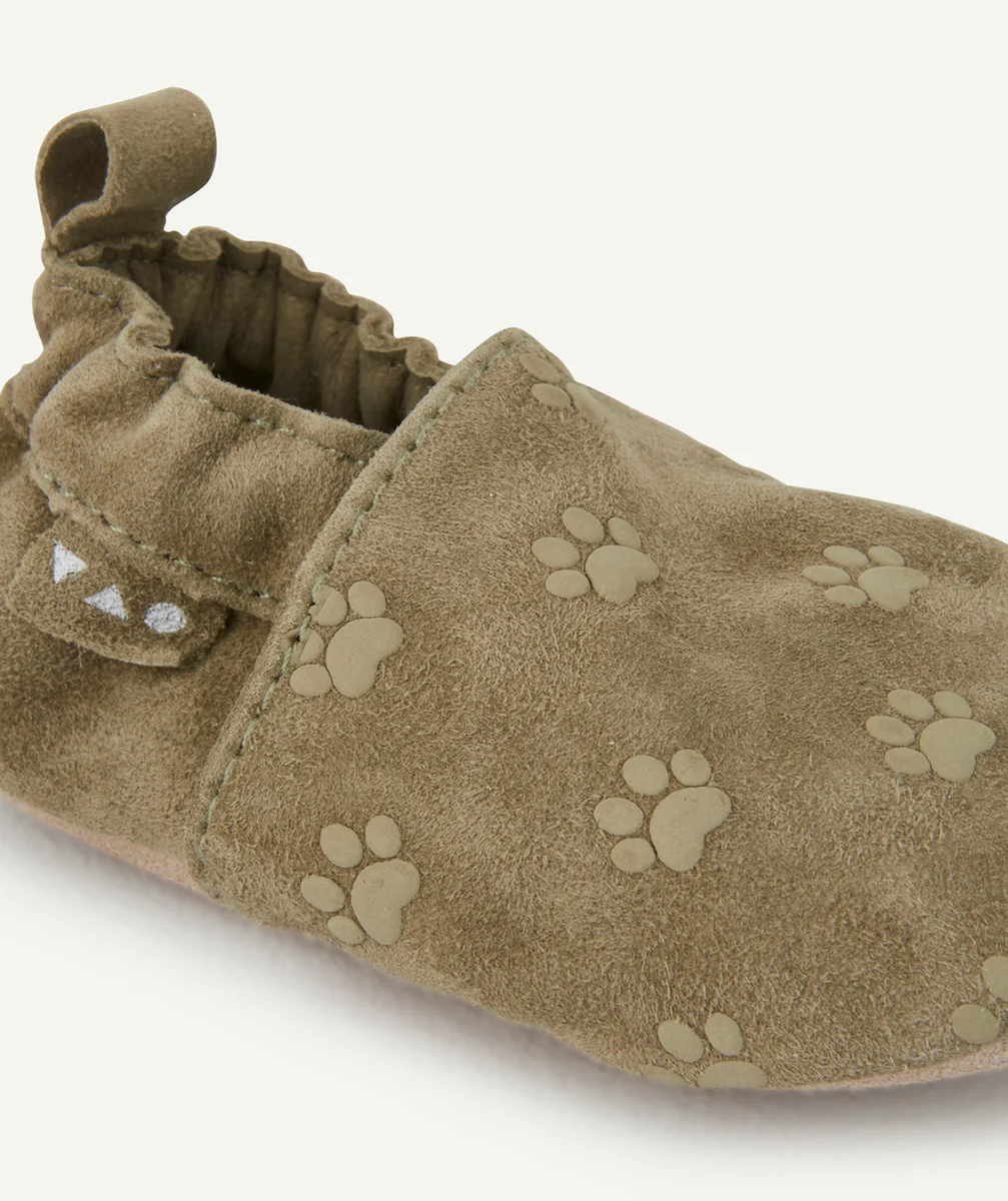 CHAUSSONS BÉBÉ GARÇON EN CUIR BRUN CLAIR AVEC IMPRIMÉ PATTES DE CHIEN