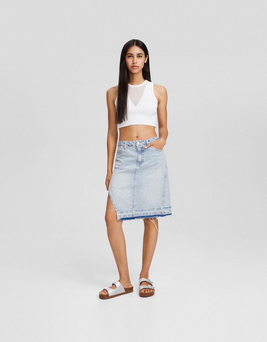 Saia jeans com fenda lateral